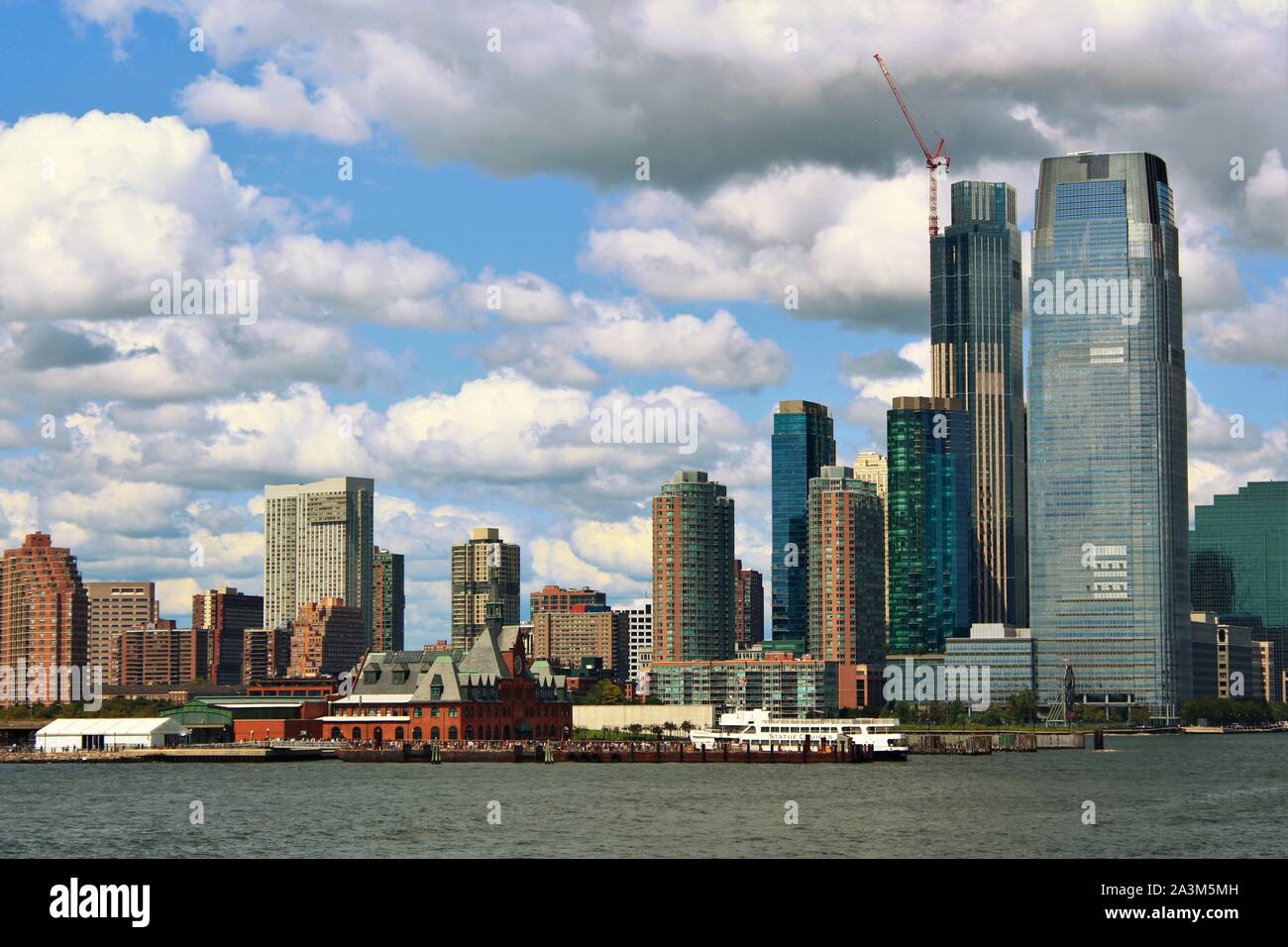 Blick von der Hudson River, der einige der Gebäude, die die Skyline von Jersey City, der sich gegenüber der Skyline von Lower Manhattan, New York City. Stockfoto