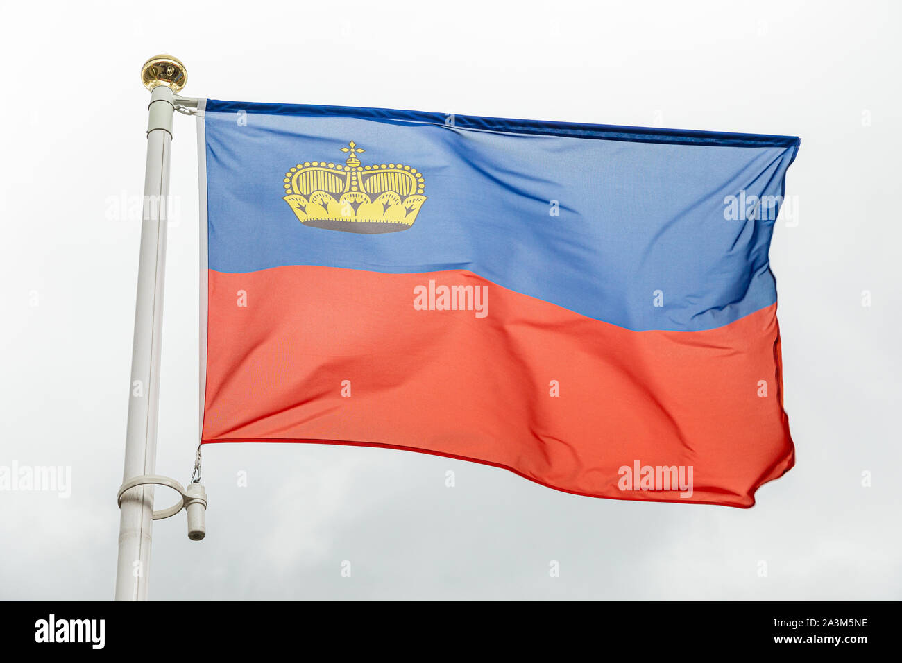 Liechtenstein Fahne mit goldenen Krone winkt im Wind Stockfoto