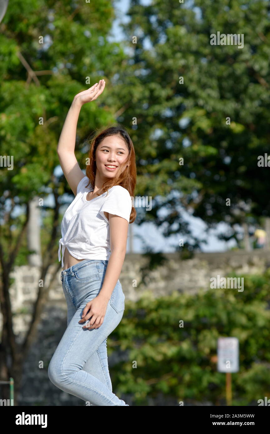 Junge Filipina Frau Tanzen Stockfoto