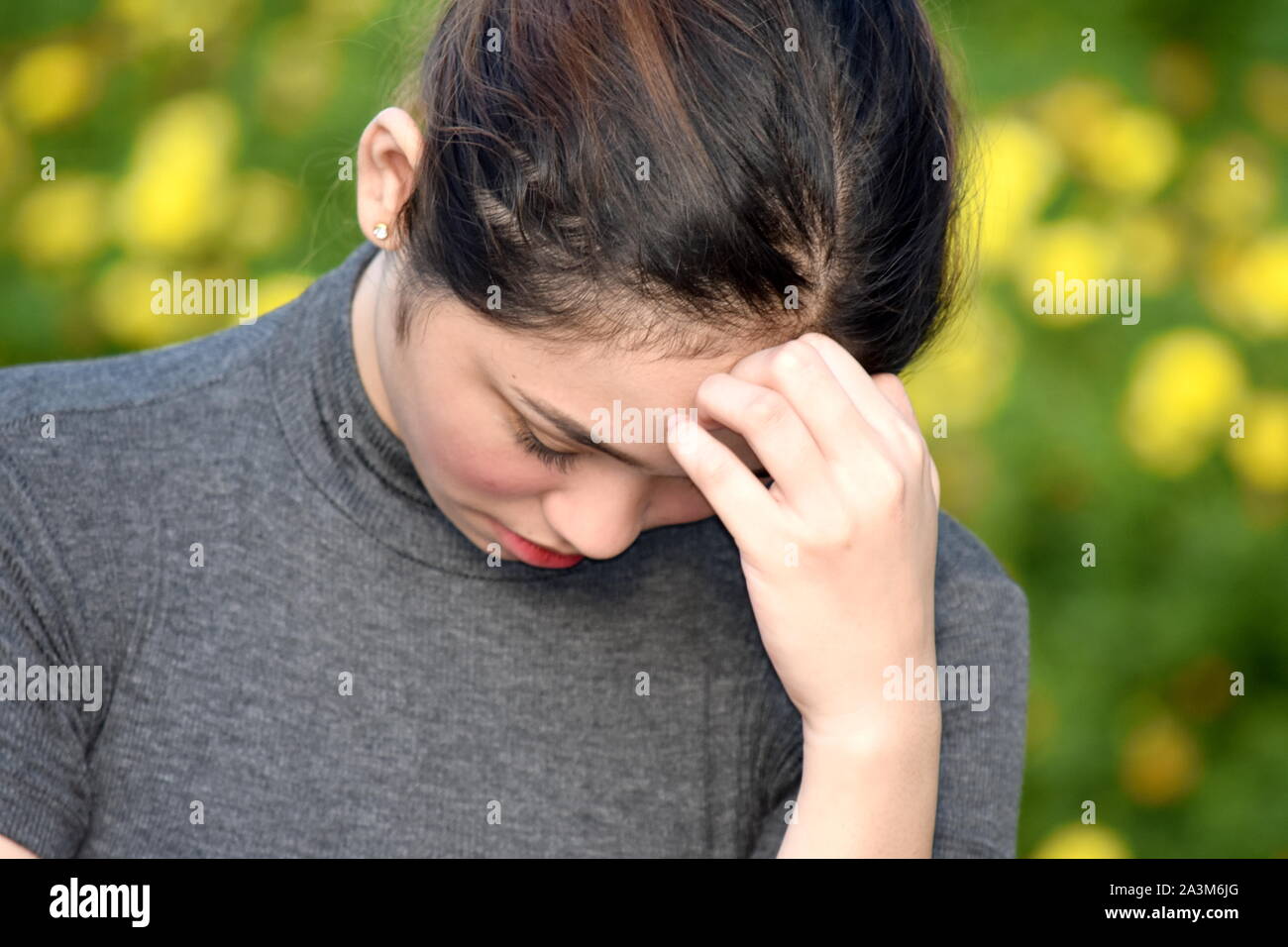 Deprimiert junge asiatische Person Stockfoto