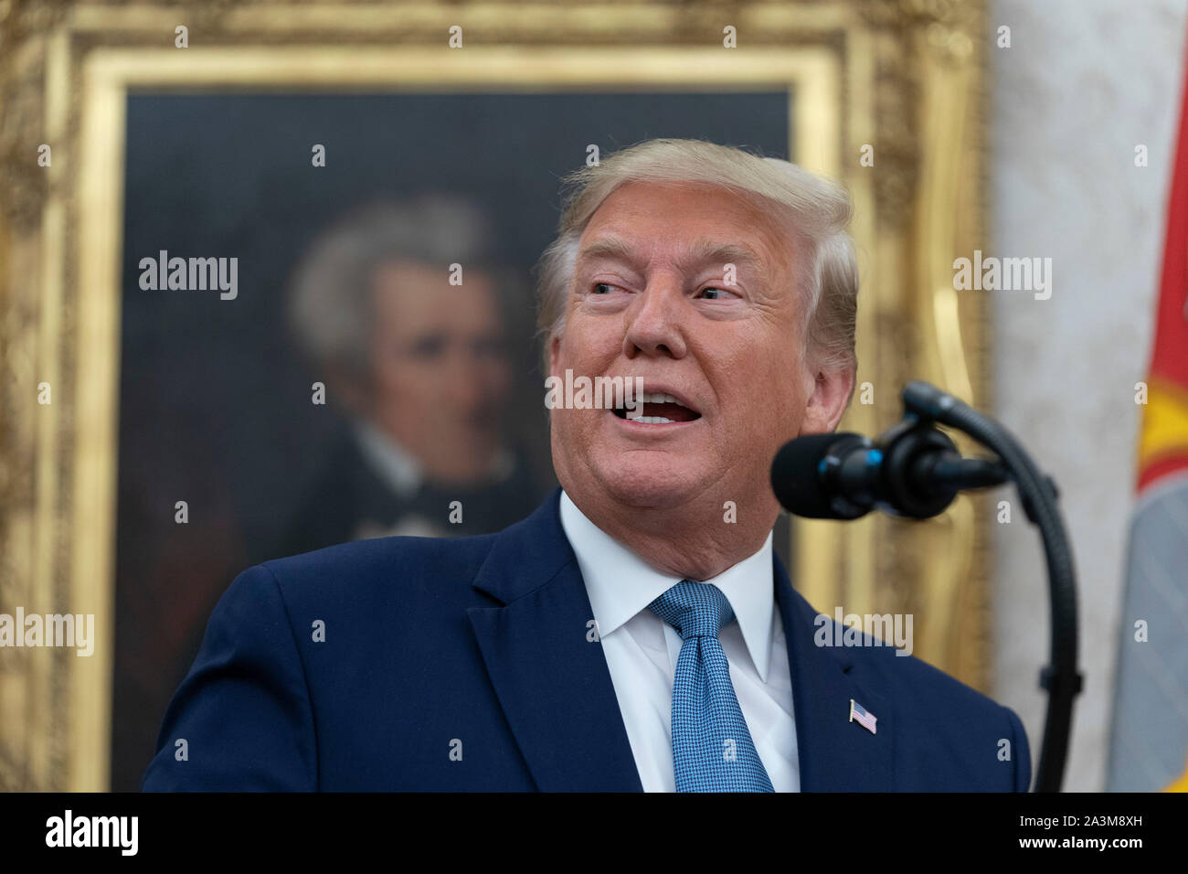 Präsidenten der Vereinigten Staaten Donald J. Trumpf macht Erläuterungen während der Zeremonie der Präsentation der Presidential Medal of Freedom, das dem ehemaligen US-Justizminister Edwin Meese im Weißen Haus in Washington, DC, 8. Oktober 2019. Meese diente von 1985 bis 1988 unter US-Präsident Ronald Reagan. Quelle: Chris Kleponis/Pool über CNP/MediaPunch Stockfoto