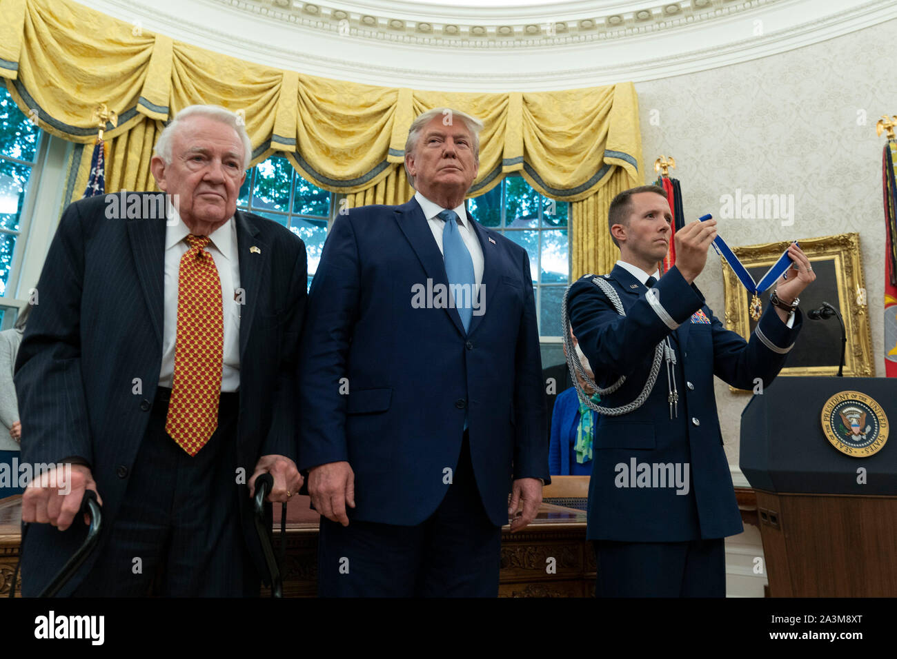 Präsidenten der Vereinigten Staaten Donald J. Trumpf präsentiert die Presidential Medal of Freedom, das dem ehemaligen US-Justizminister Edwin Meese im Weißen Haus in Washington, DC, 8. Oktober 2019. Meese diente von 1985 bis 1988 unter US-Präsident Ronald Reagan. Quelle: Chris Kleponis/Pool über CNP/MediaPunch Stockfoto