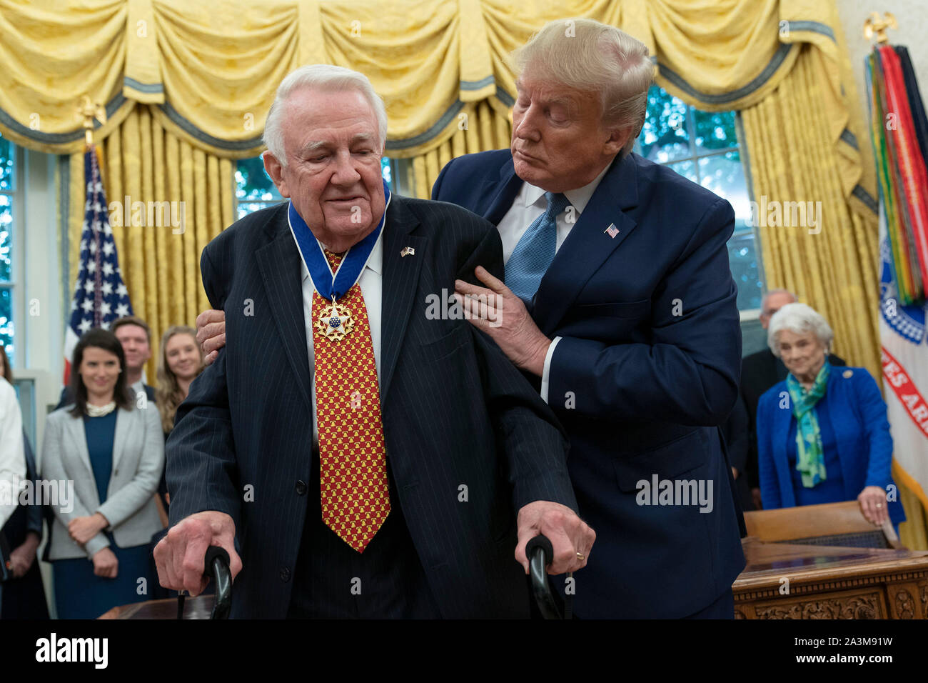 Präsidenten der Vereinigten Staaten Donald J. Trumpf präsentiert die Presidential Medal of Freedom, das dem ehemaligen US-Justizminister Edwin Meese im Weißen Haus in Washington, DC, 8. Oktober 2019. Meese diente von 1985 bis 1988 unter US-Präsident Ronald Reagan. Quelle: Chris Kleponis/Pool über CNP/MediaPunch Stockfoto