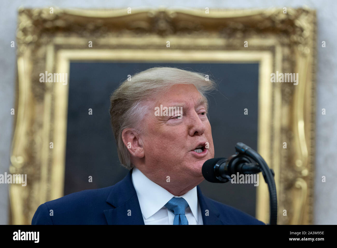 Präsidenten der Vereinigten Staaten Donald J. Trumpf macht Erläuterungen während der Zeremonie der Präsentation der Presidential Medal of Freedom, das dem ehemaligen US-Justizminister Edwin Meese im Weißen Haus in Washington, DC, 8. Oktober 2019. Meese diente von 1985 bis 1988 unter US-Präsident Ronald Reagan. Quelle: Chris Kleponis/Pool über CNP/MediaPunch Stockfoto