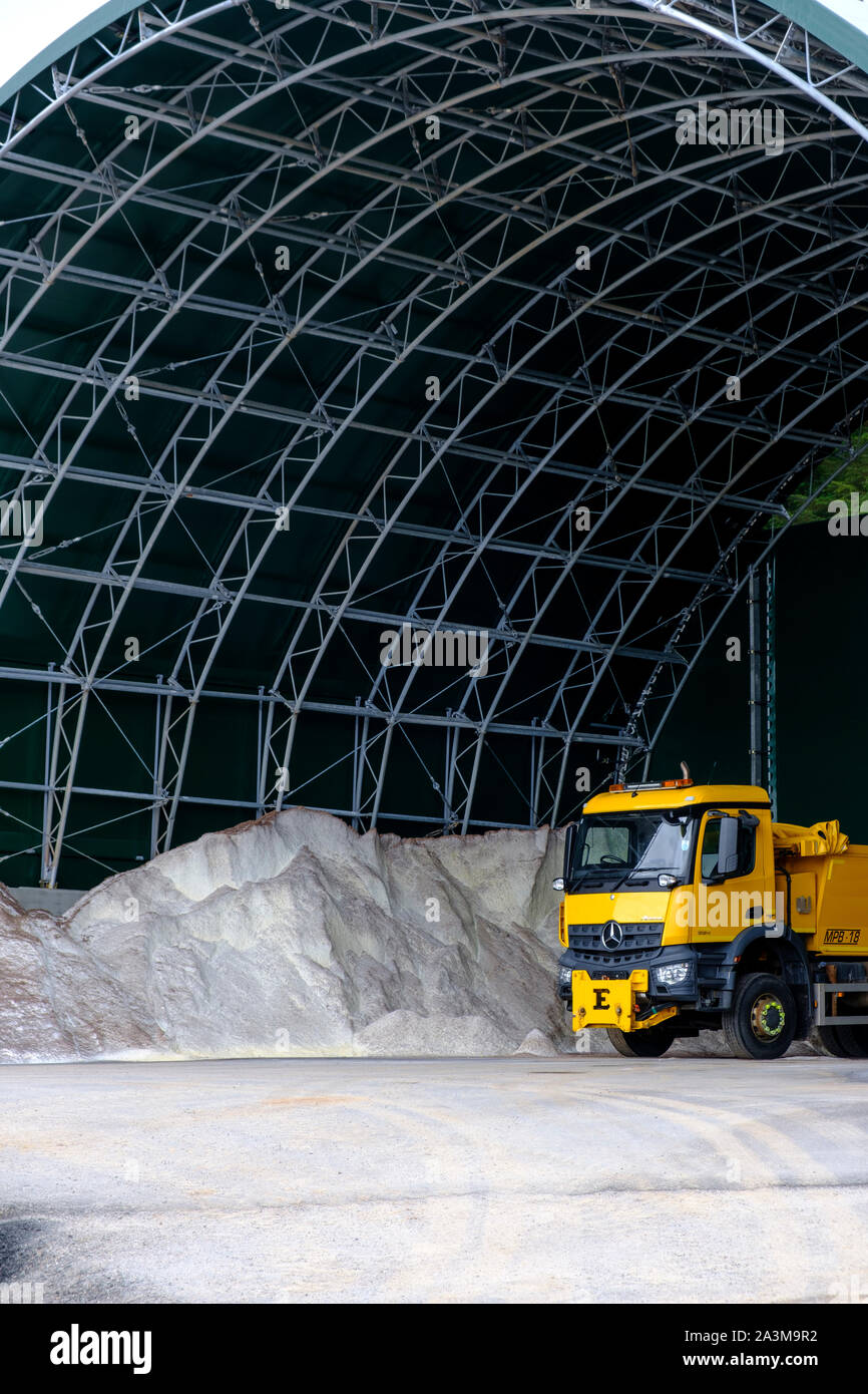 Lagerung von roadsalt mit Streuer im Straßenverkehr im Winter Behandlung Schottland Stockfoto