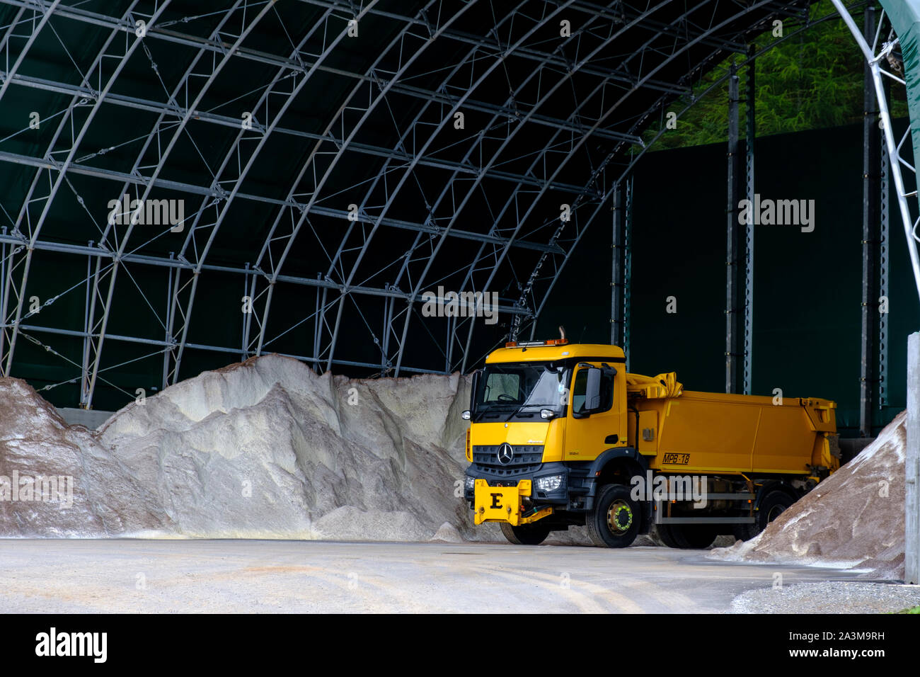 Lagerung von roadsalt mit Streuer im Straßenverkehr im Winter Behandlung Schottland Stockfoto