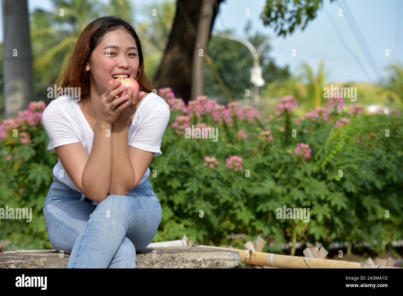 Junge Filipina weiblich Essen Stockfoto