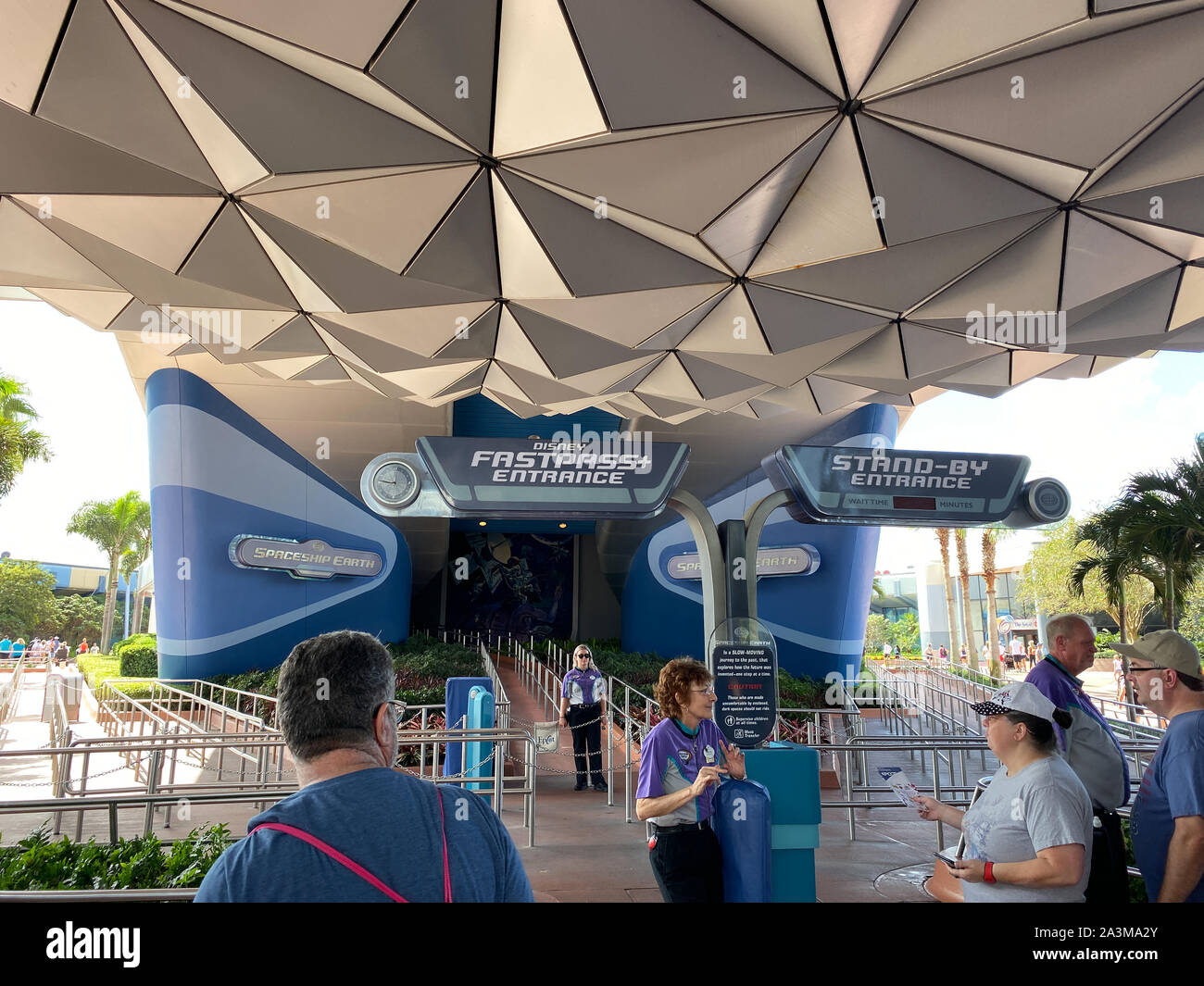 Orlando, FL/USA -10/5/19: Raumschiff Erde Theme Park ride Eingang in Disney World EPCOT Park. Stockfoto