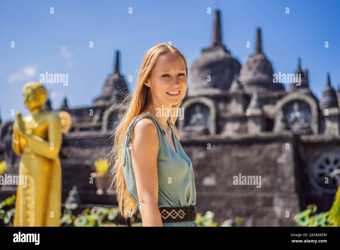 Junge Frau Tourist in budhist Tempel Brahmavihara-arama Banjar Bali, Indonesien Stockfoto