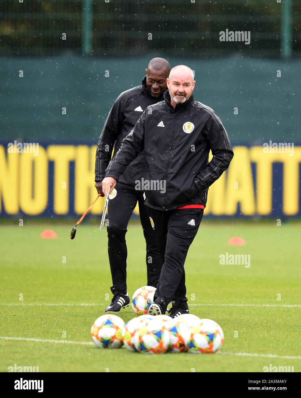 Edinburgh, Schottland, Großbritannien. 09 Okt, 2019. Schottland Head Coach Steve Clarke (Vorne) mit Assist Alex Dyer beim Training im Oriam, Riccarton, Edinburgh vor einem Flug nach Moskau für die UEFA EURO 2020 Qualifier Befestigung gegen Russland an der Luzhniki Stadion Donnerstag, 10.Oktober 19. Quelle: Eric mccowat/Alamy leben Nachrichten Stockfoto