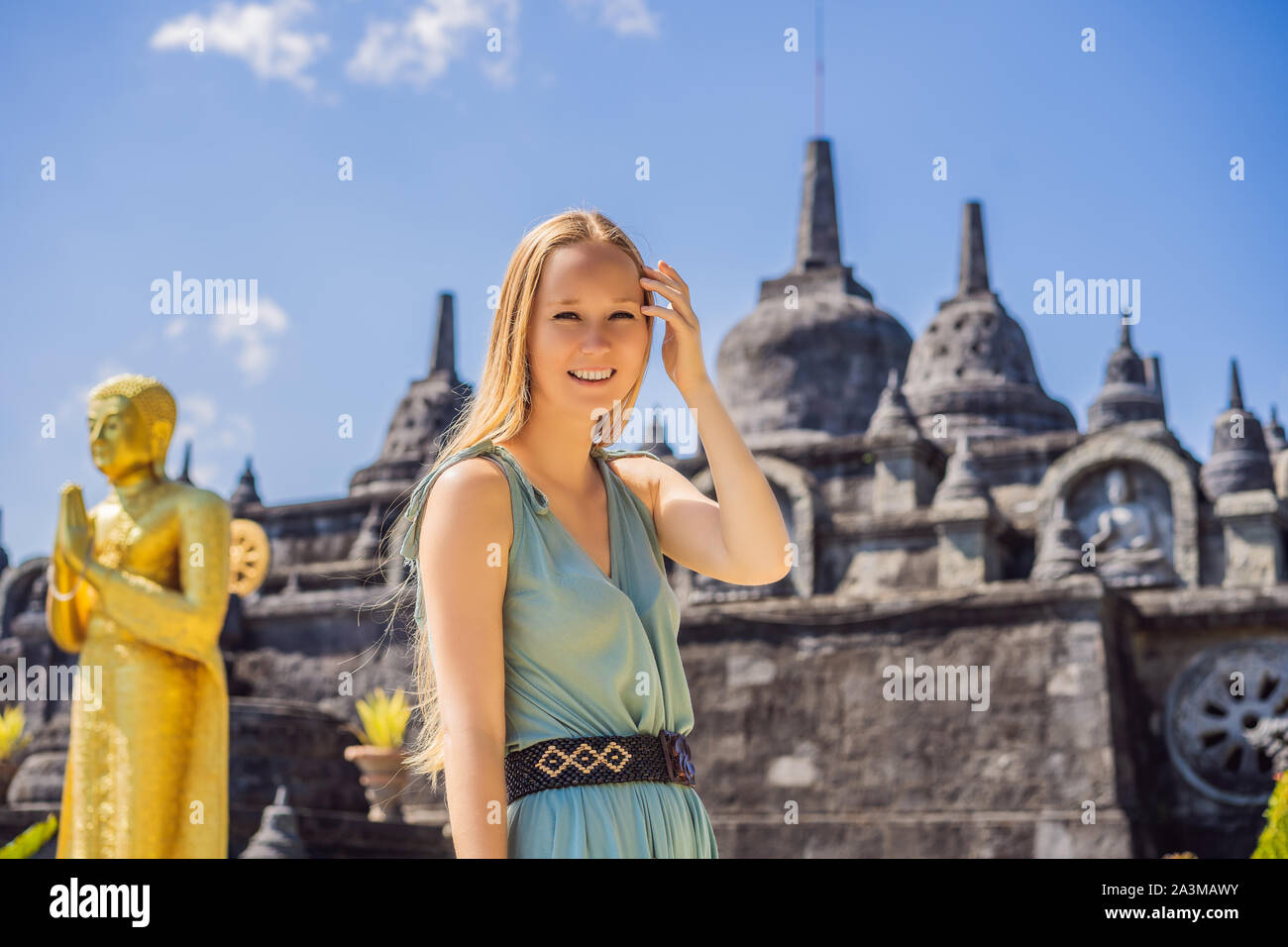 Junge Frau Tourist in budhist Tempel Brahmavihara-arama Banjar Bali, Indonesien Stockfoto