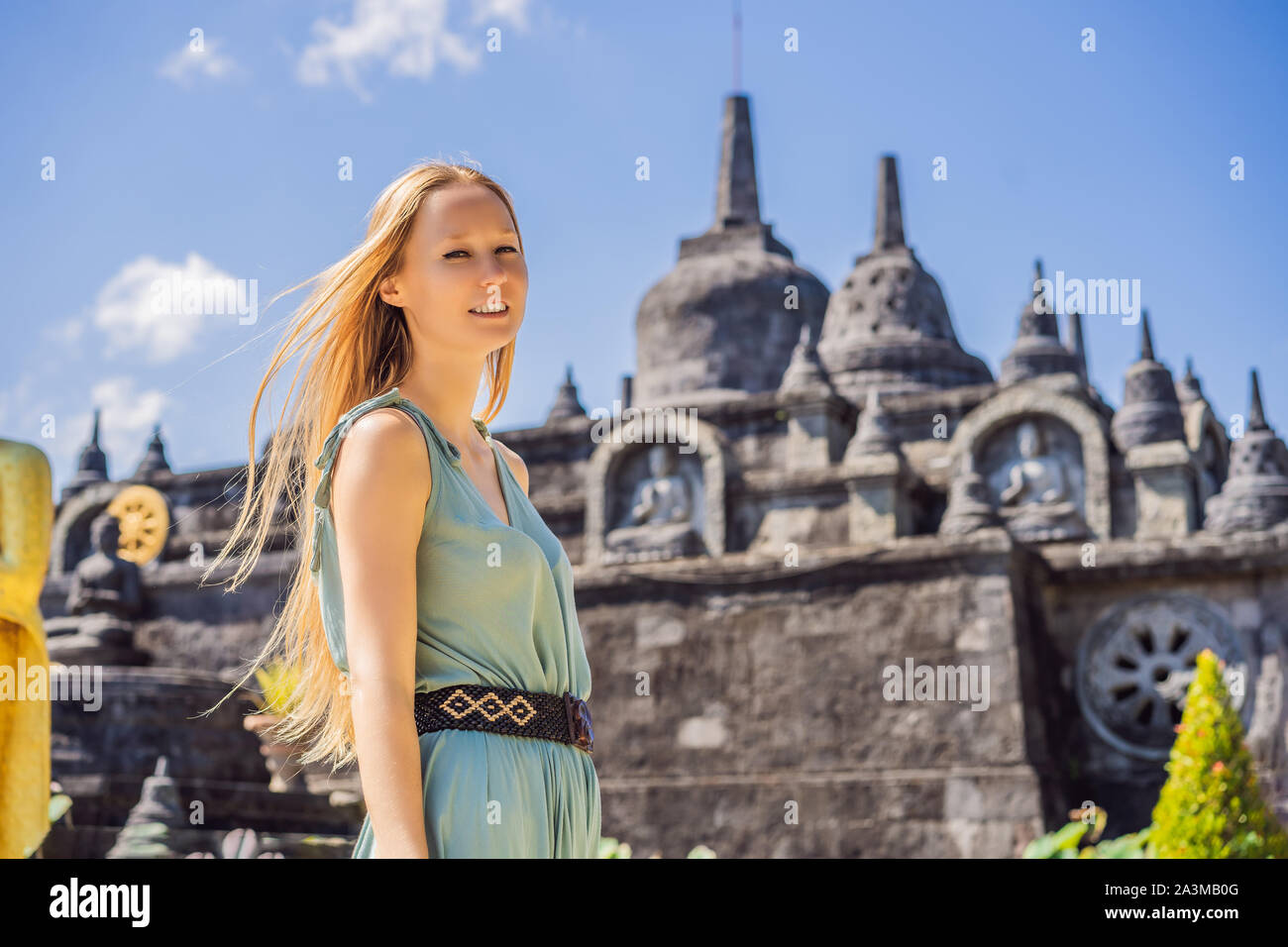 Junge Frau Tourist in budhist Tempel Brahmavihara-arama Banjar Bali, Indonesien Stockfoto