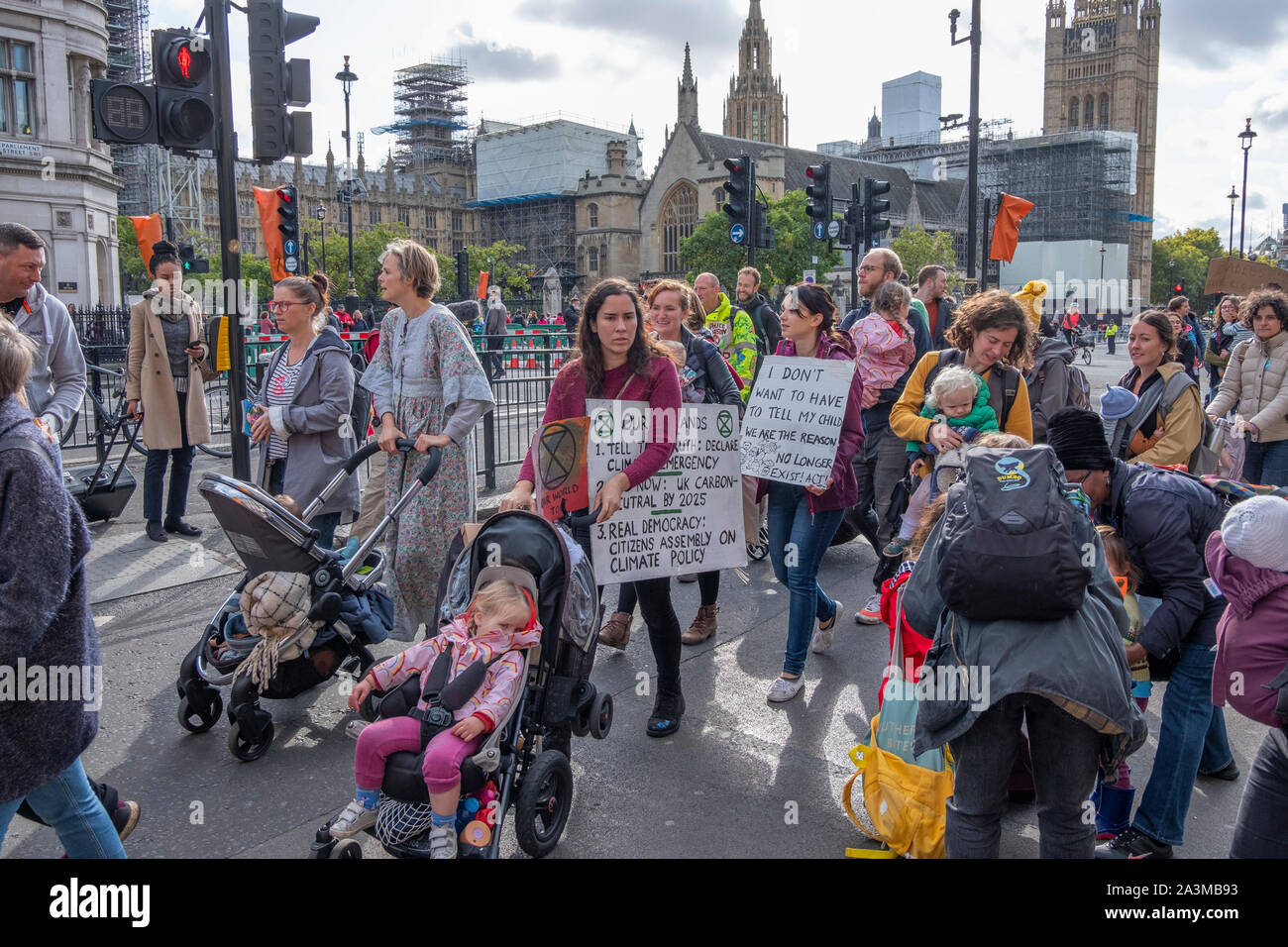 Whitehall, London, UK. 9. Oktober 2019. Große Polizei Präsenz macht Verhaftungen und entfernt vom Aussterben Rebellion Aktivisten, die LEIME selbst zu Whitehall. Mütter März versucht, die Aktivistinnen in Whitehall, Ankunft am Parliament Square, sind aber von der Polizei blockiert. Credit: Malcolm Park/Alamy Leben Nachrichten. Stockfoto