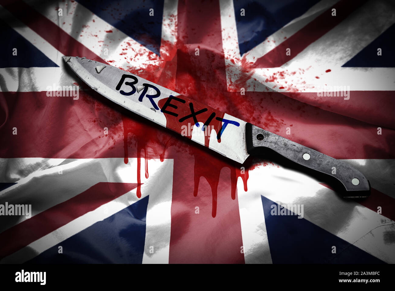 Ein langes Messer mit dem Wort Brexit mit Blut befleckt, platziert auf Großbritannien Flagge mit Blut vergossen, Brexit Konzept Stockfoto