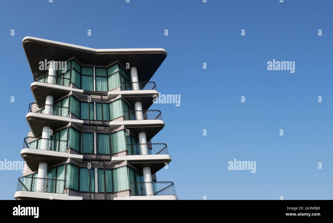 Hoch moderne, luxuriöse Apartment Gebäude mit blauen Himmel im Hintergrund Stockfoto
