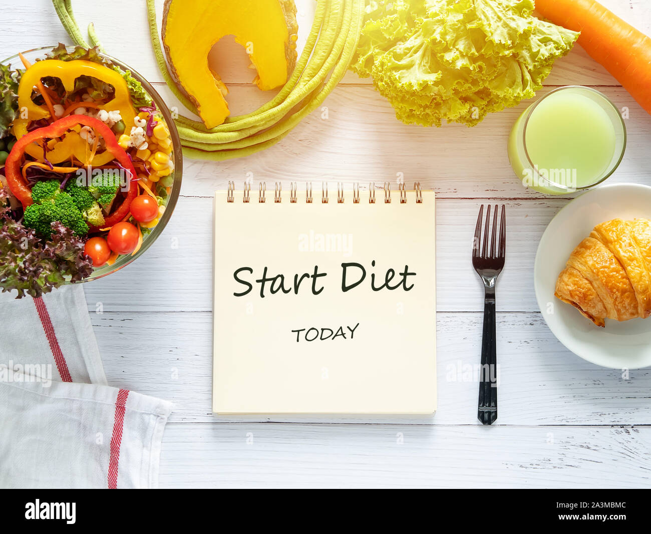 Gesunde Ernährung, Diäten, abnehmen und Gewichtverlust Ziele Konzept. Ziel der Diät Plan auf Papier mit Salat, frisches Gemüse, Fruchtsaft auf. Stockfoto