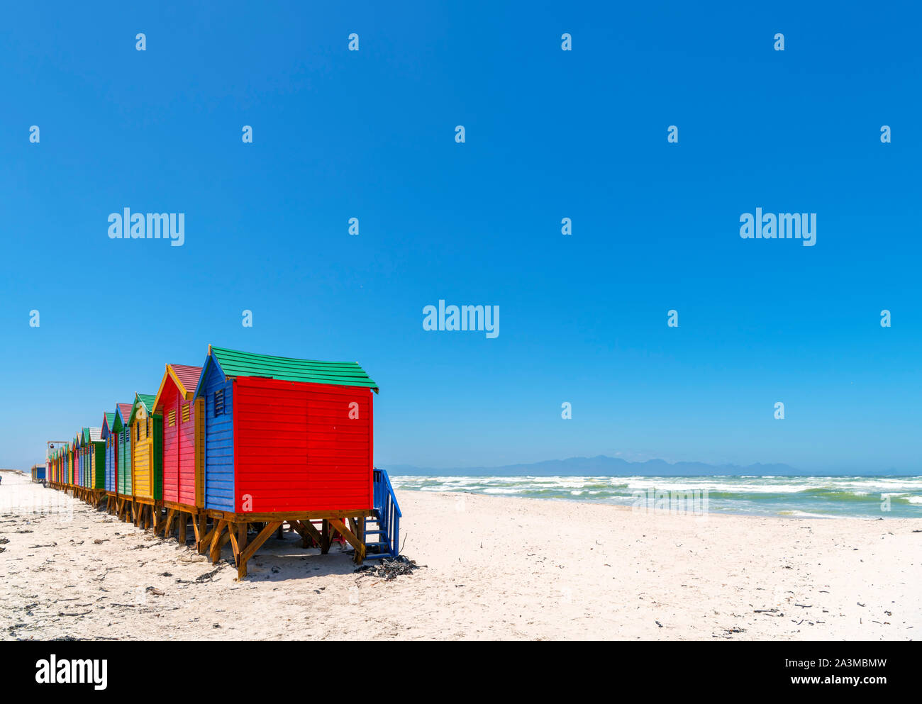 Farbenfrohe viktorianische Strandhütten in Muizenberg, Cape Town, Western Cape, Südafrika Stockfoto