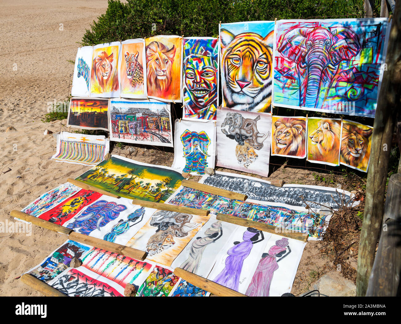 Gemälde zum Verkauf am Strand von Plettenberg Bay, Western Cape, Südafrika Stockfoto