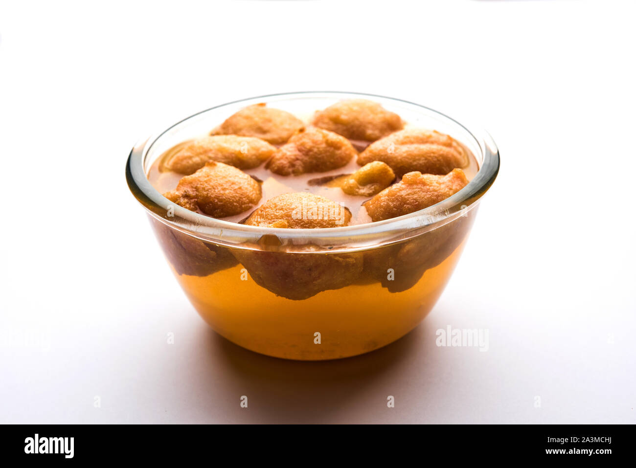 Kanji Vada/Wada ist ein beliebter Rajasthani entgiftende Gericht verbraucht nach über das Essen von Süßigkeiten in der indischen Festival Saison. in transparenten Schüssel serviert. Stockfoto