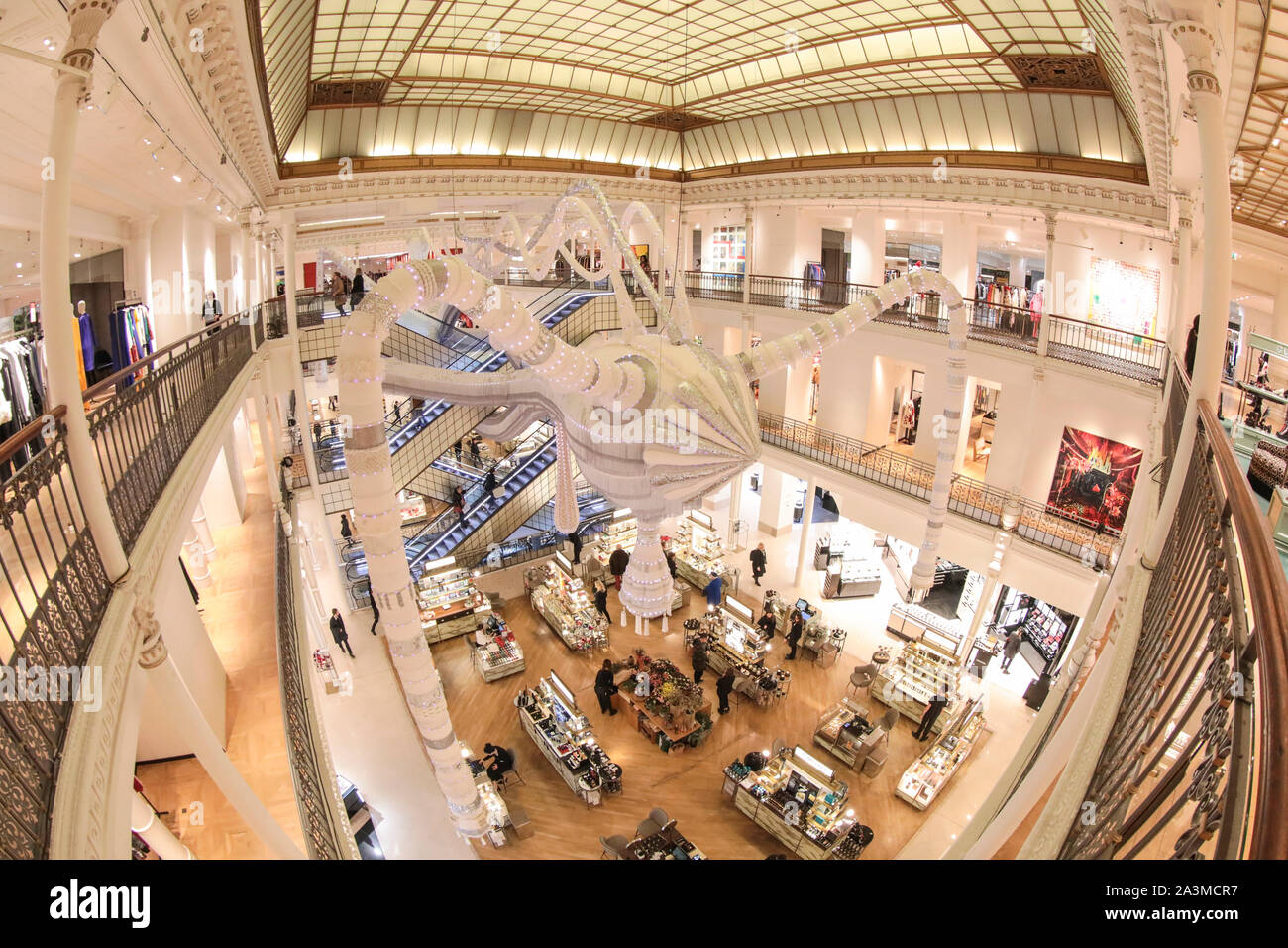 BON MARCHE: Joana Vasconcelos' MASSIVE HÄKELN DER INSTALLATION IMONE' IN PARIS. Stockfoto