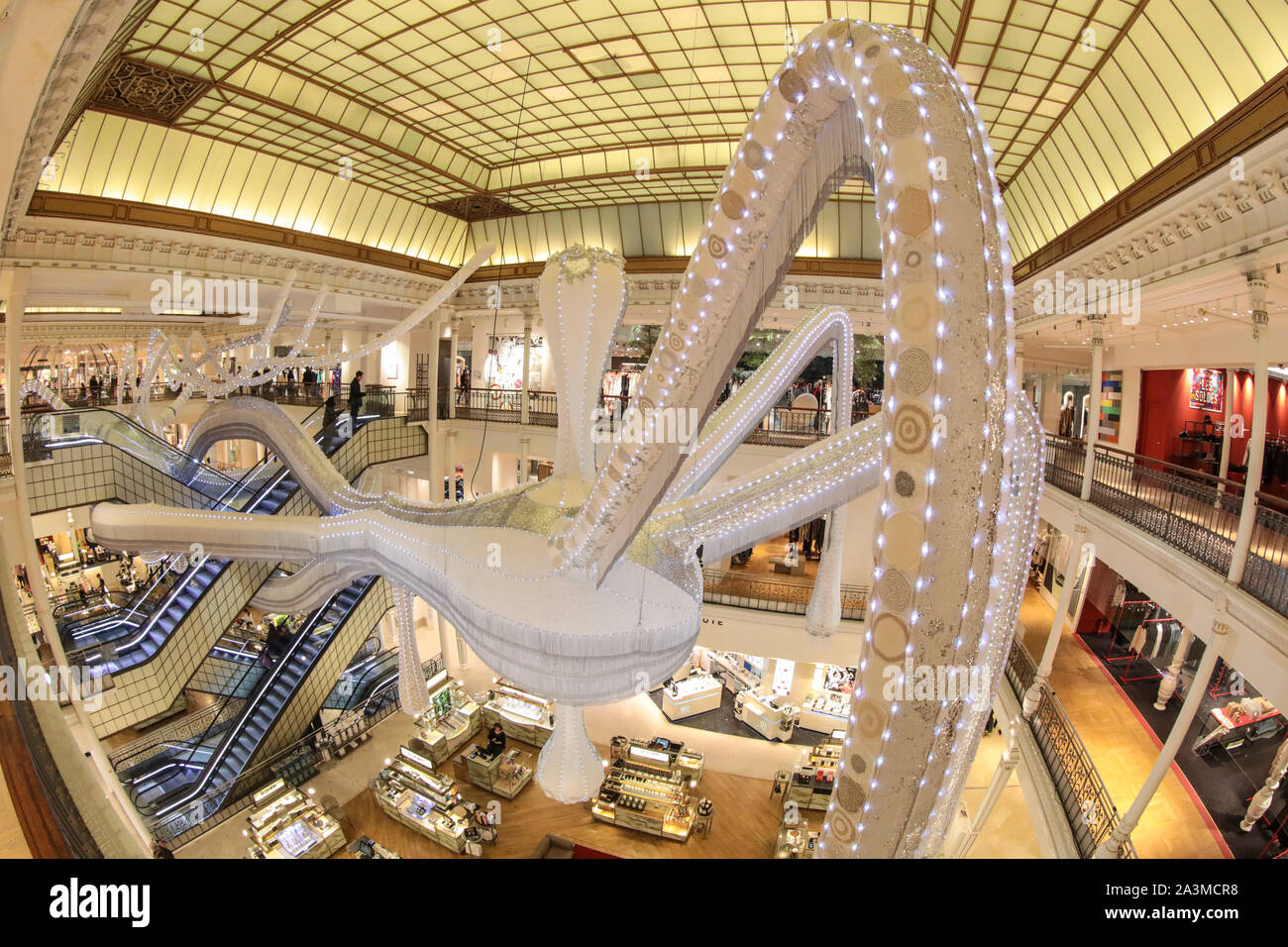 BON MARCHE: Joana Vasconcelos' MASSIVE HÄKELN DER INSTALLATION IMONE' IN PARIS. Stockfoto