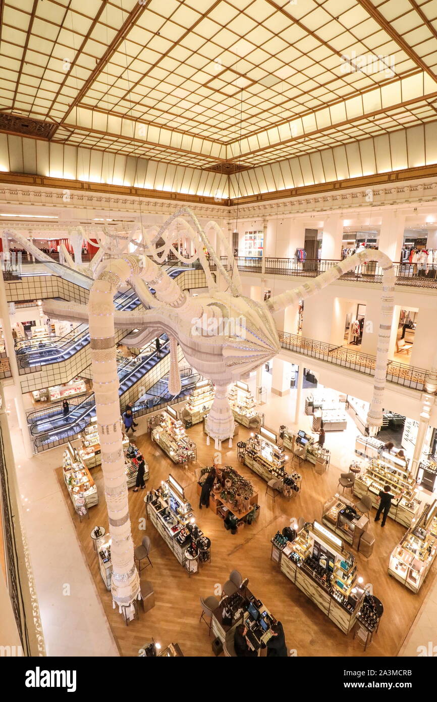 BON MARCHE: Joana Vasconcelos' MASSIVE HÄKELN DER INSTALLATION IMONE' IN PARIS. Stockfoto