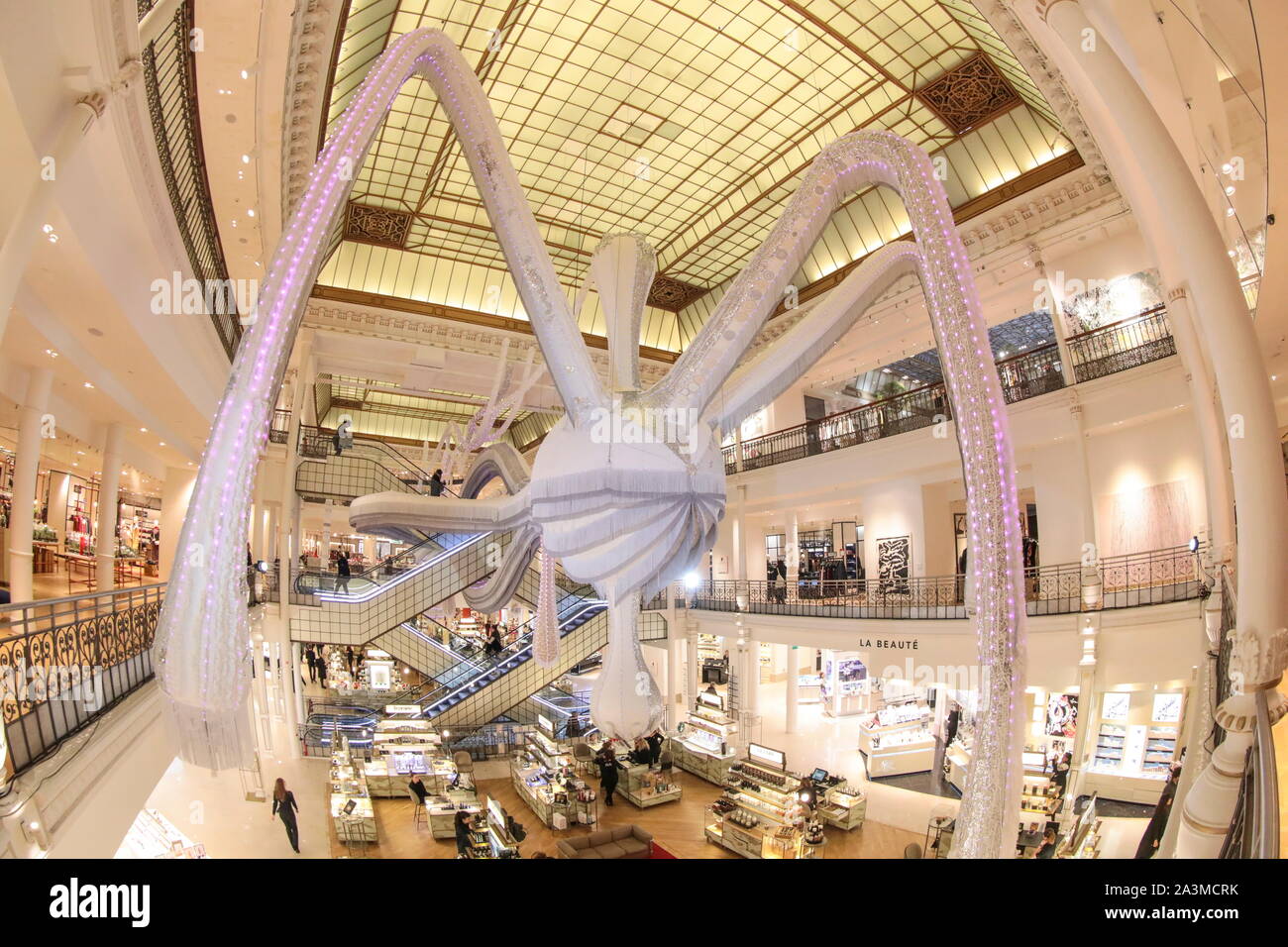 BON MARCHE: Joana Vasconcelos' MASSIVE HÄKELN DER INSTALLATION IMONE' IN PARIS. Stockfoto