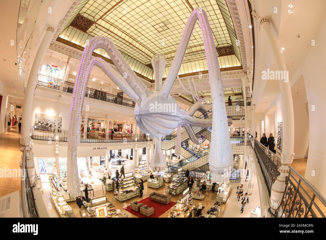 BON MARCHE: Joana Vasconcelos' MASSIVE HÄKELN DER INSTALLATION IMONE' IN PARIS. Stockfoto