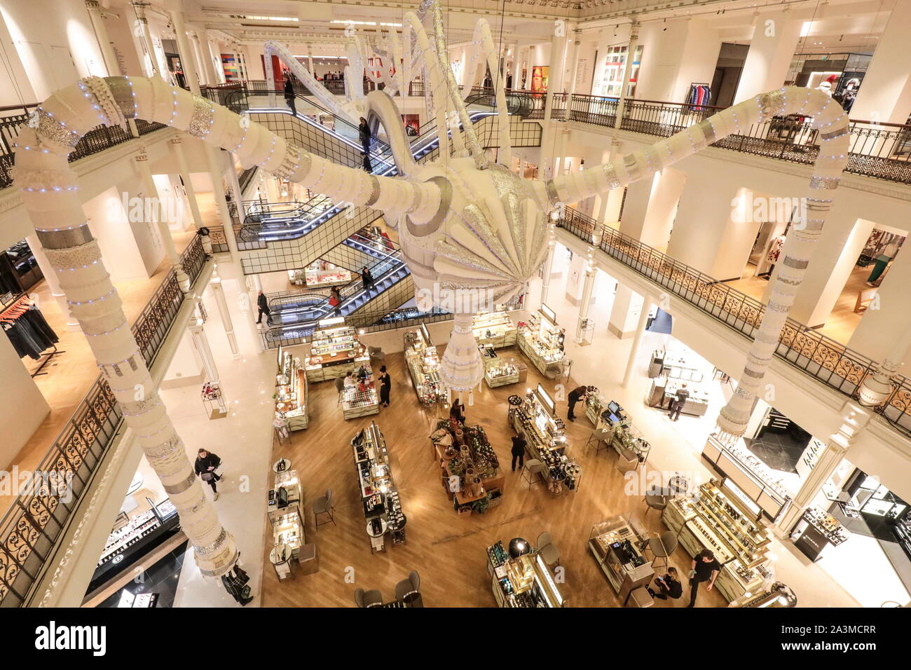 BON MARCHE: Joana Vasconcelos' MASSIVE HÄKELN DER INSTALLATION IMONE' IN PARIS. Stockfoto