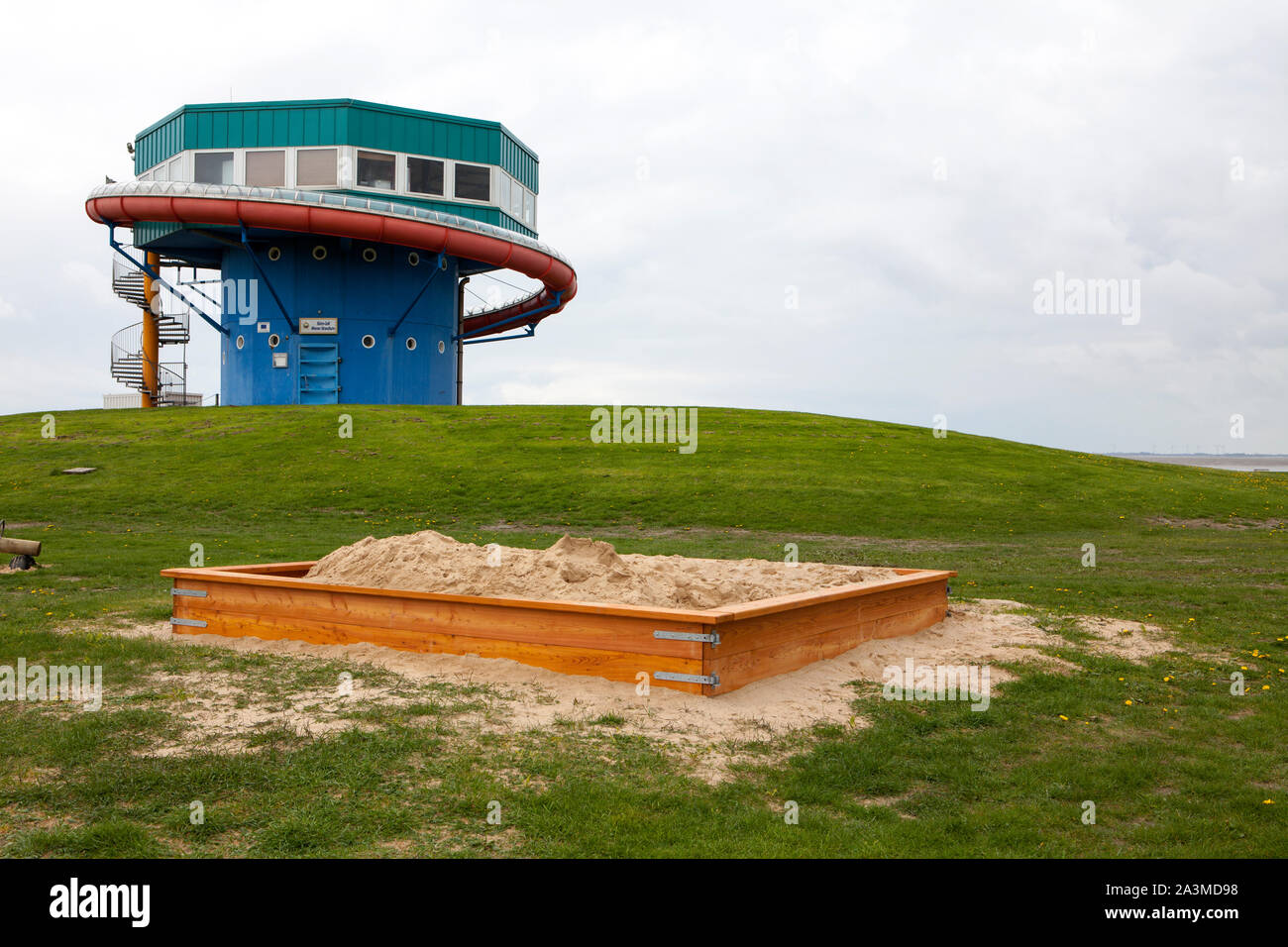 Eine Wasserrutsche flume, durch den Europäischen Fonds für Regionale Entwicklung, Butjadingen, Niedersachsen, Deutschland, Europa unterstützt. Stockfoto