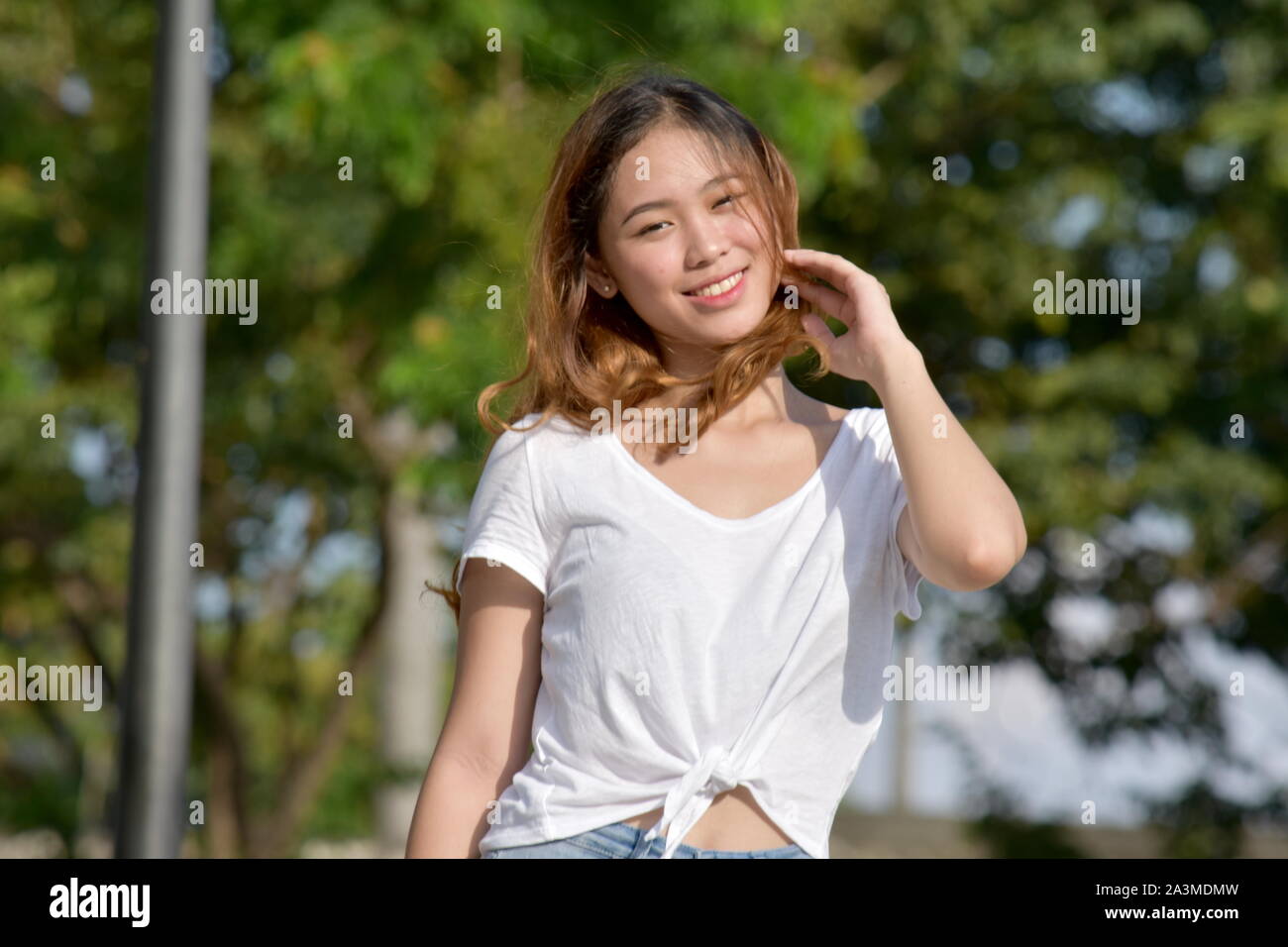 Glückliche junge Filipina Weiblich Stockfoto