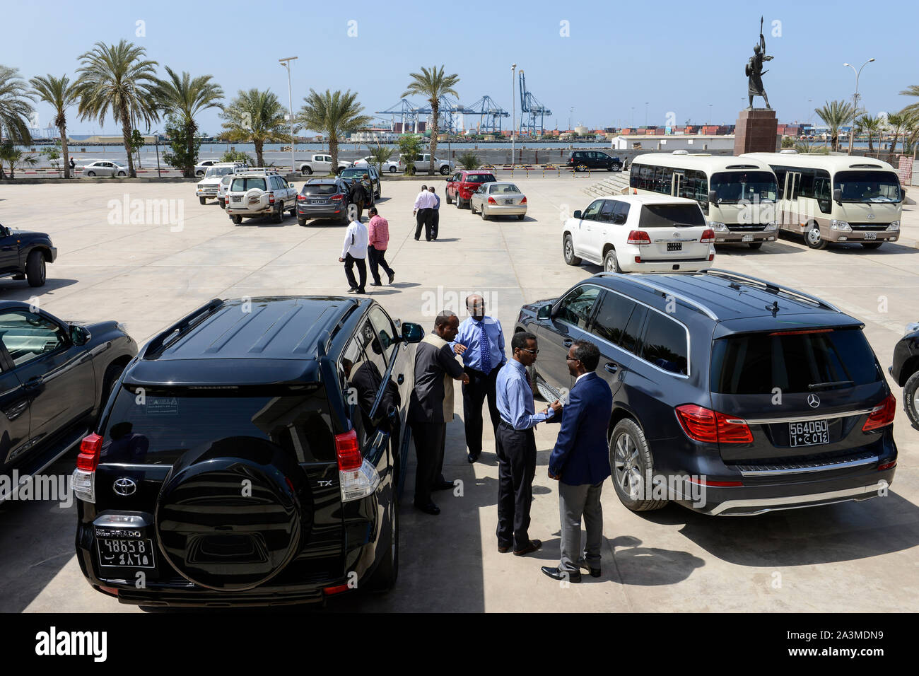 Stadt DSCHIBUTI, Konferenz IGAD Business Forum, Hafen von Dschibuti, Toyota und Mercedes Benz SUV Autos Stockfoto