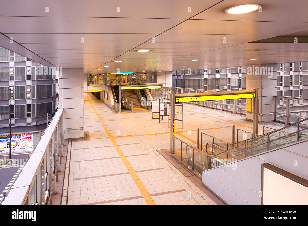 Tokio, Japan - Bahnhof Shimbashi, Terminal für die Yurikamome Monorail Linie und die Anbindung an die U-Bahn und dem Zug. Stockfoto