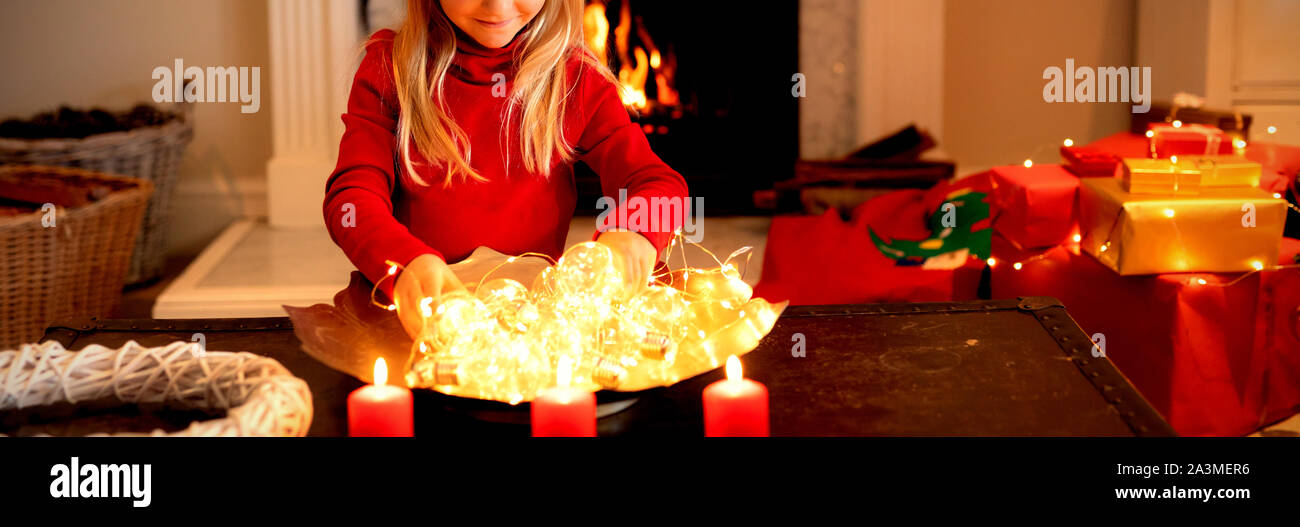 Mädchen zu Hause an Weihnachten Stockfoto