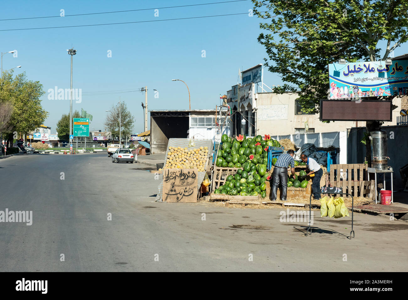 Die lokale Bevölkerung offen am Straßenrand Shop Verkauf von Melonen außerhalb der Stadt Hamadan, Iran. Stockfoto