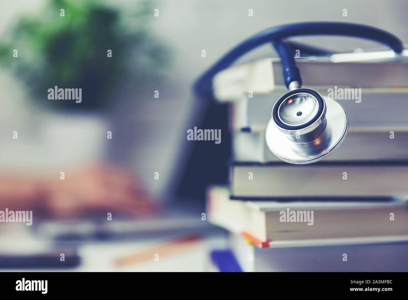 Medical School Student studieren in der Bibliothek Stockfoto