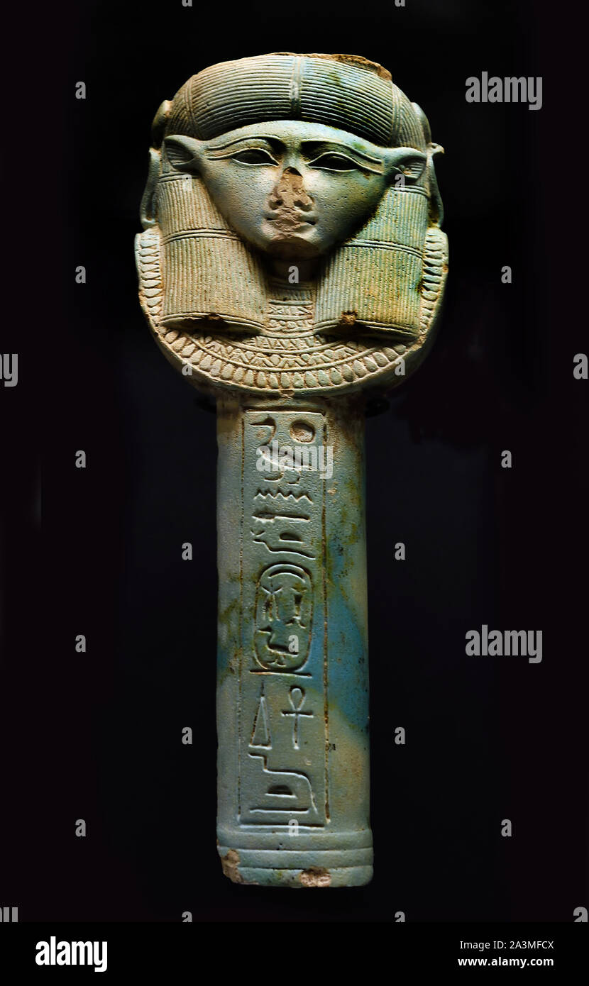 Die Schwester Griff: die Göttin Hathor König Amasis (570 - 526 v. Chr.), der 26. Dynastie der Niedrigen Epoque (664-332 v. Chr.) Ägyptisch, Ägypten. (In der ägyptischen Mythologie, Sachmet ist ein Krieger Göttin sowie eine Göttin der Heilung. Sie ist wie eine Löwin, die heftigsten Jäger an den Ägyptern bekannt dargestellt. ) Stockfoto
