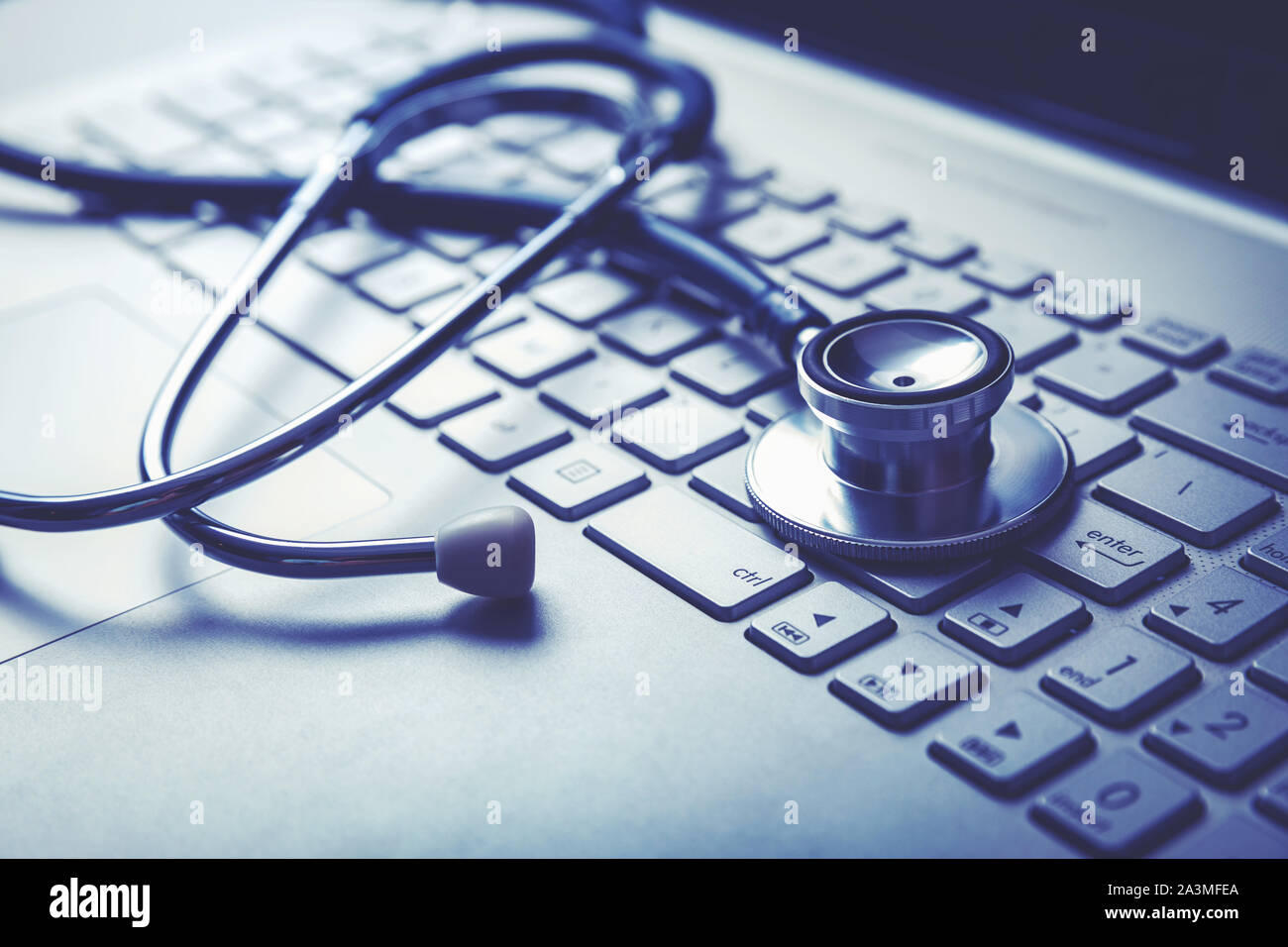 Medizinische Stethoskop auf Laptop Tastatur. Computer Diagnose- oder e-Health Concept Stockfoto