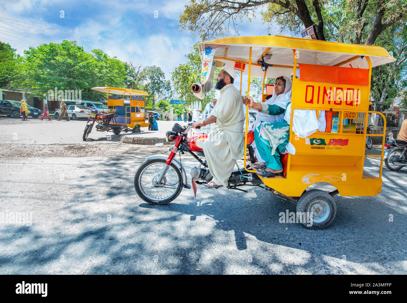 Qingqi, die chinesische Marke Motorrad fördert die Produkte in Pakistan durch die Anwendung als Dreiräder Modell für öffentliche Transport Service. Taxila, Paki Stockfoto