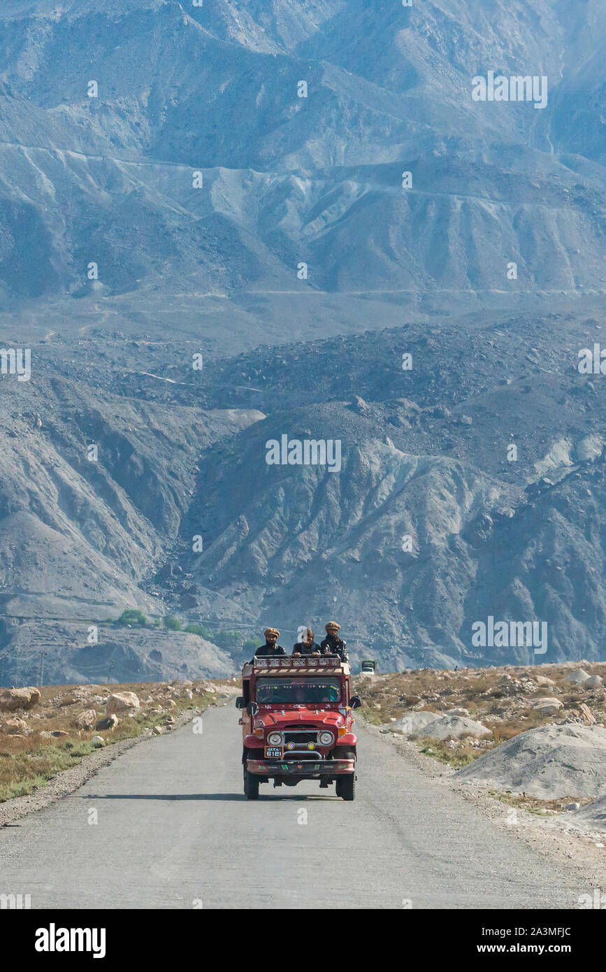 Karakorum Highway von Islamabad zu Hunza, Gilgit Baltistan, NE Pakistan. Dies ist ein Teil der Freundschaft Straße bauen auf der antiken Seidenstraße, durch China. Stockfoto
