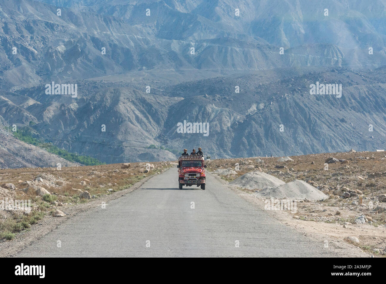 Karakorum Highway von Islamabad zu Hunza, Gilgit Baltistan, NE Pakistan. Dies ist ein Teil der Freundschaft Straße bauen auf der antiken Seidenstraße, durch China. Stockfoto