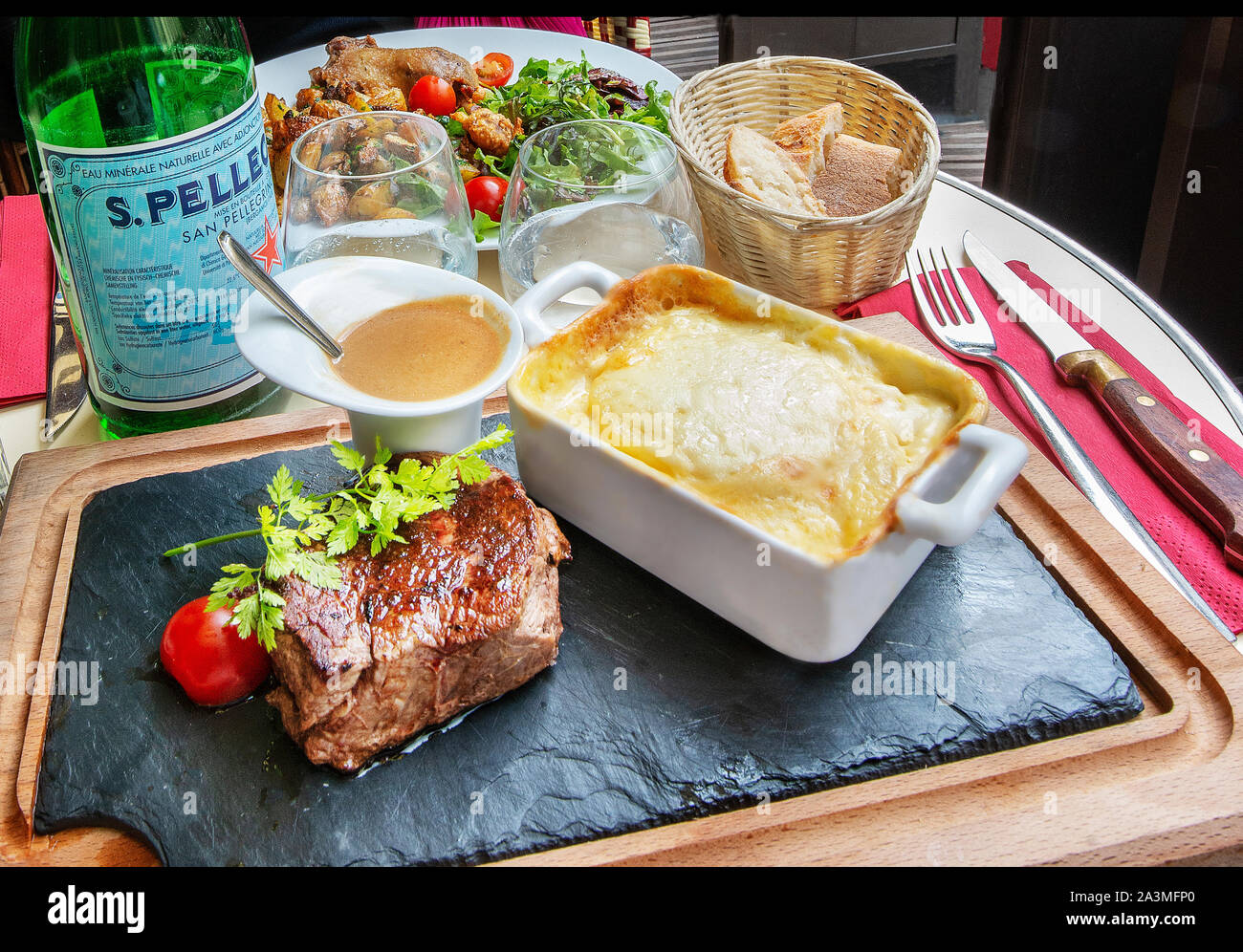 Steak und canard Mittagessen im Le Bistro du 28, Opera, Paris, Frankreich. Stockfoto
