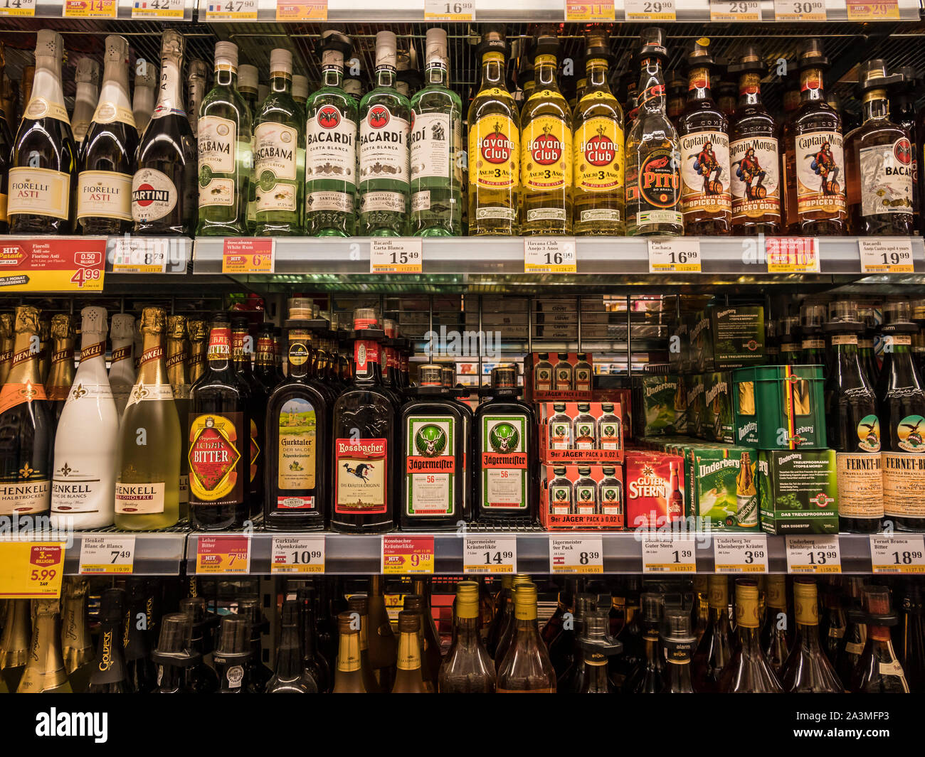 Typische Shop zeigt alkoholischer Weine und Spirituosen zu einem kleinen Supermarkt in Österreich Stockfoto Typische Shop zeigt alkoholischer Weine und Spirituosen zu einem kleinen Supermarkt in Österreich Stockfoto