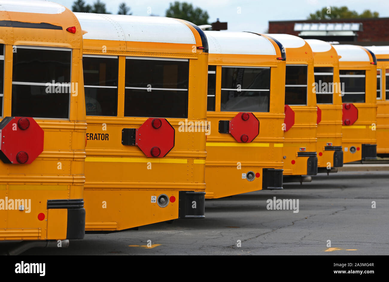 Eine Reihe von Schulbussen in einer Schule Parkplatz Stockfoto