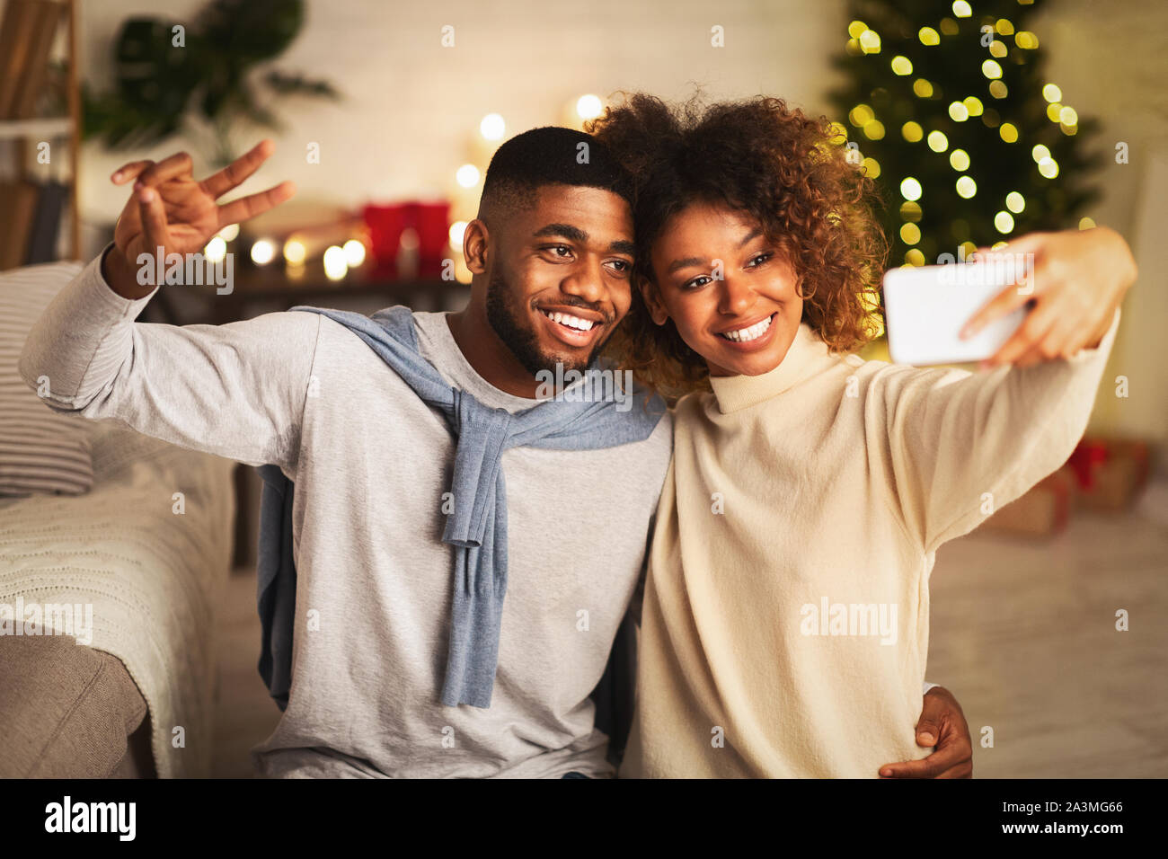 Gerne schwarz Paar machen selfie am Heiligabend Stockfoto