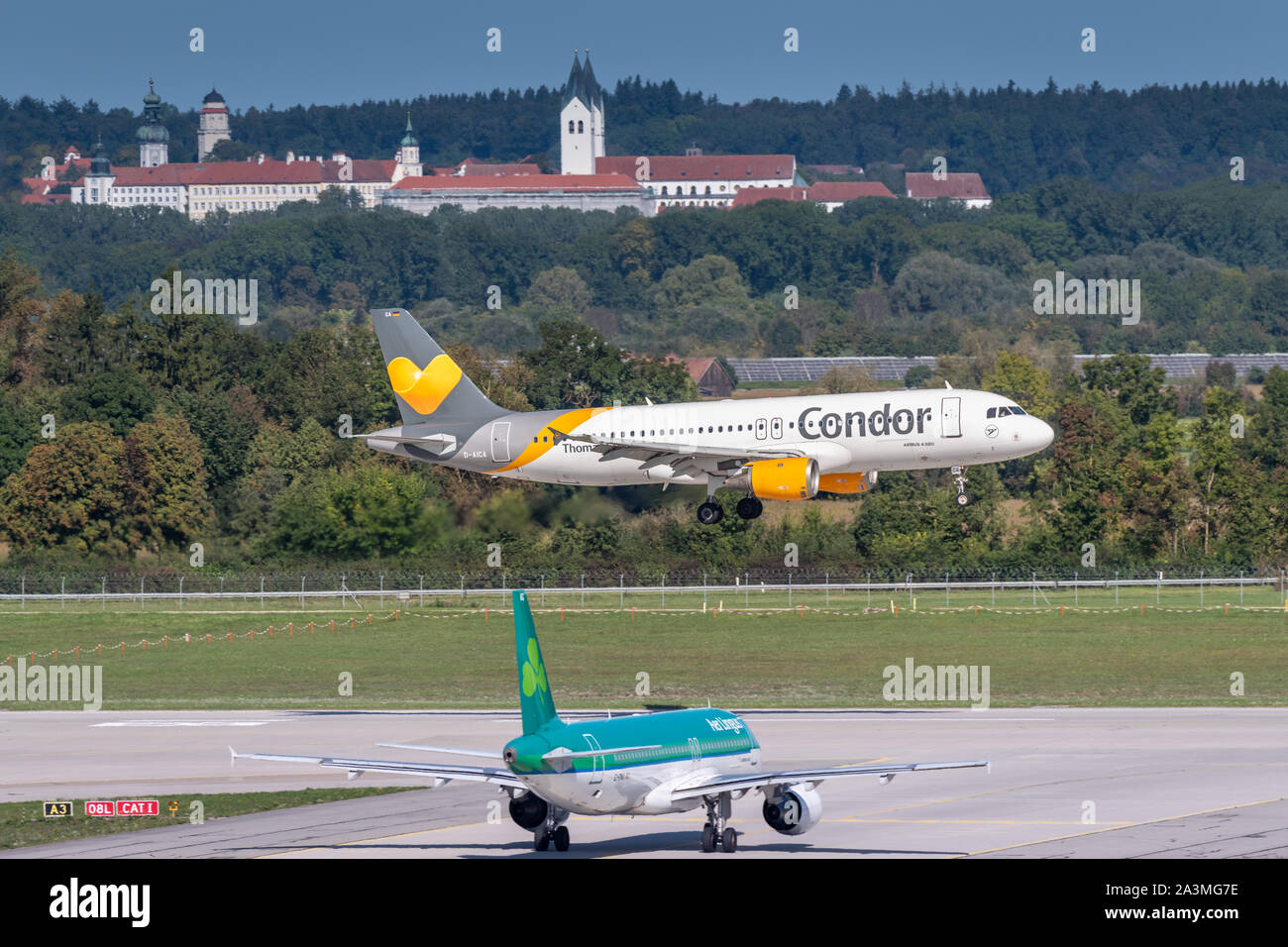 München, Deutschland - 18. September. 2019: Condor - Thomas Cook Airbus A320-200 mit dem Flugzeug Registrierung D-AICA Annäherung der nördlichen Start- und Landebahn Stockfoto