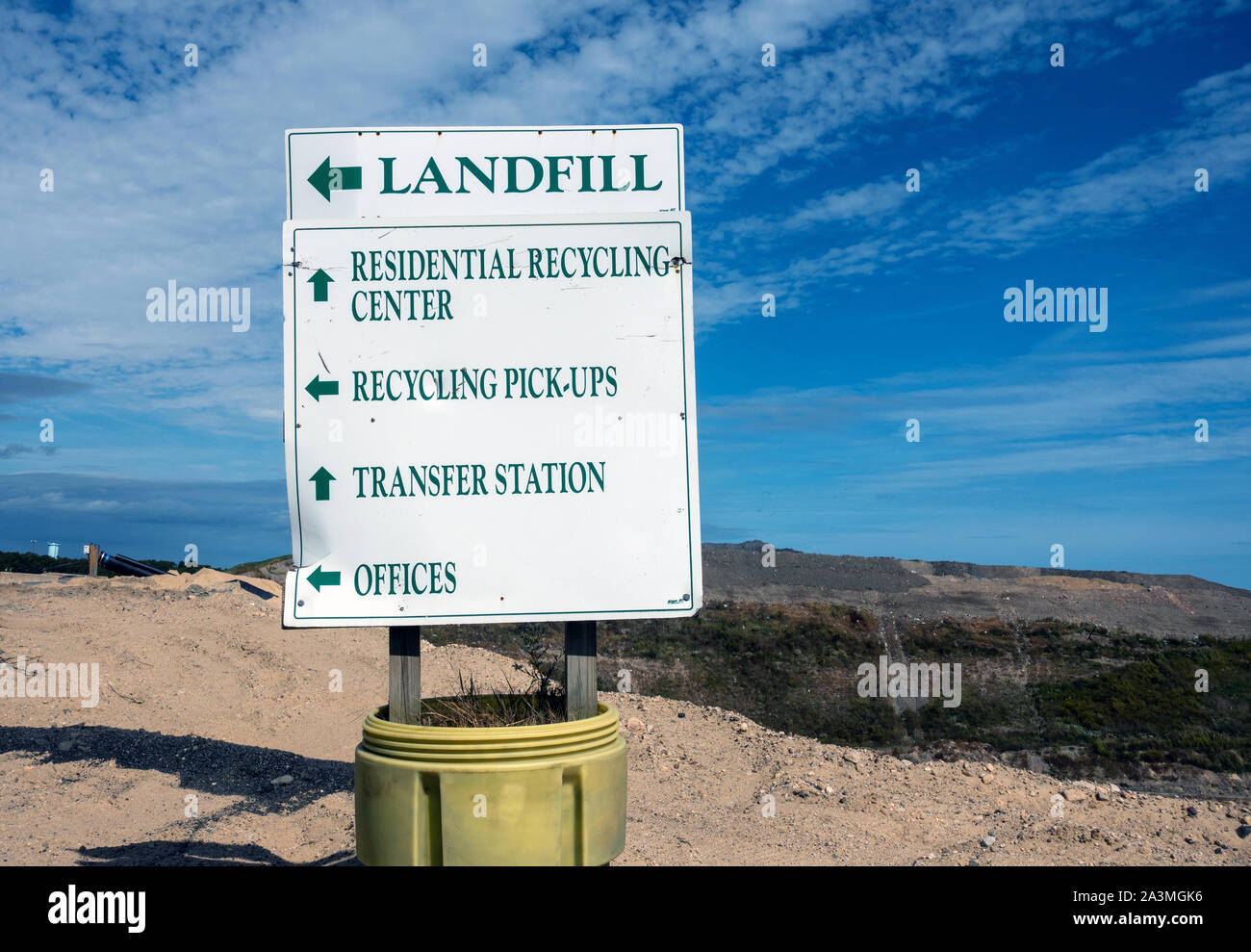 Schilder mit Pfeilen für Deponien, Recycling Center, Recycling, Transfer Station Pick-Ups und Büros an der Stockfoto