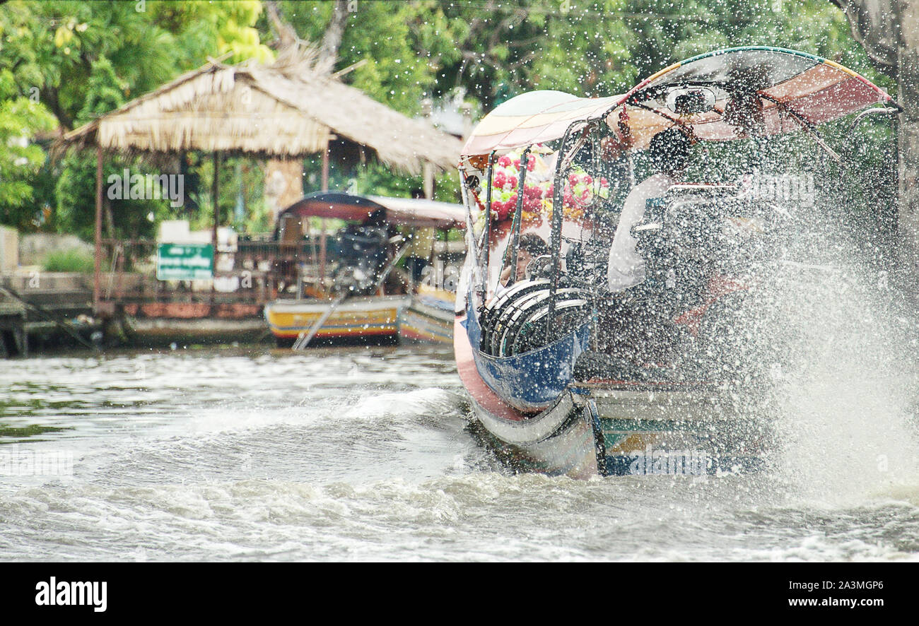 Longtail Boot, eine Erfahrung der Reise oder Tour in Thai Kanal (klong), Bangkok Noi, Thonburi, Thailand. Stockfoto