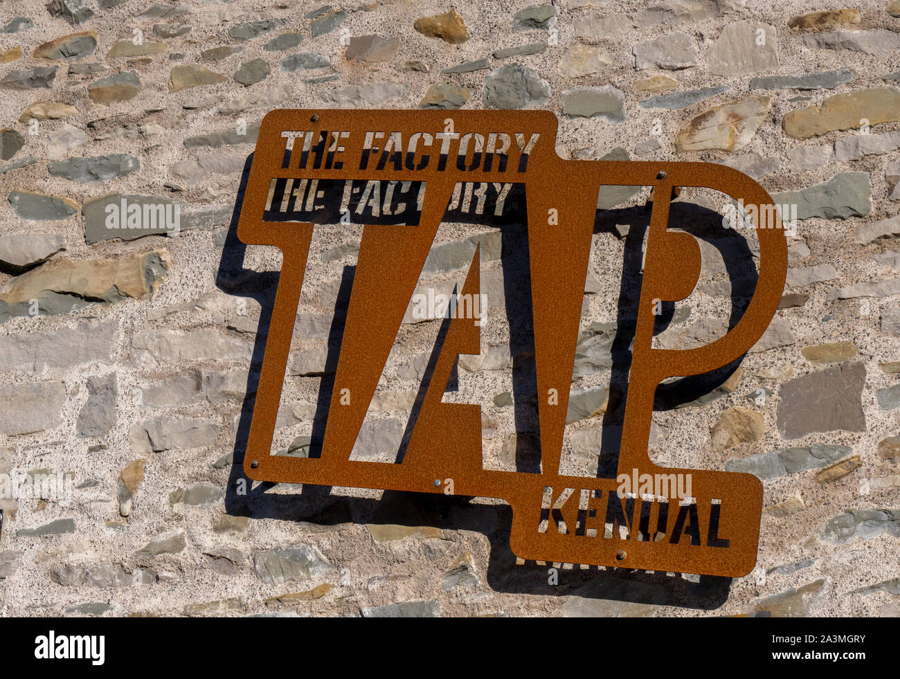 Das Logo und der Fabrik tippen Sie auf Public House in Kendal Stockfoto
