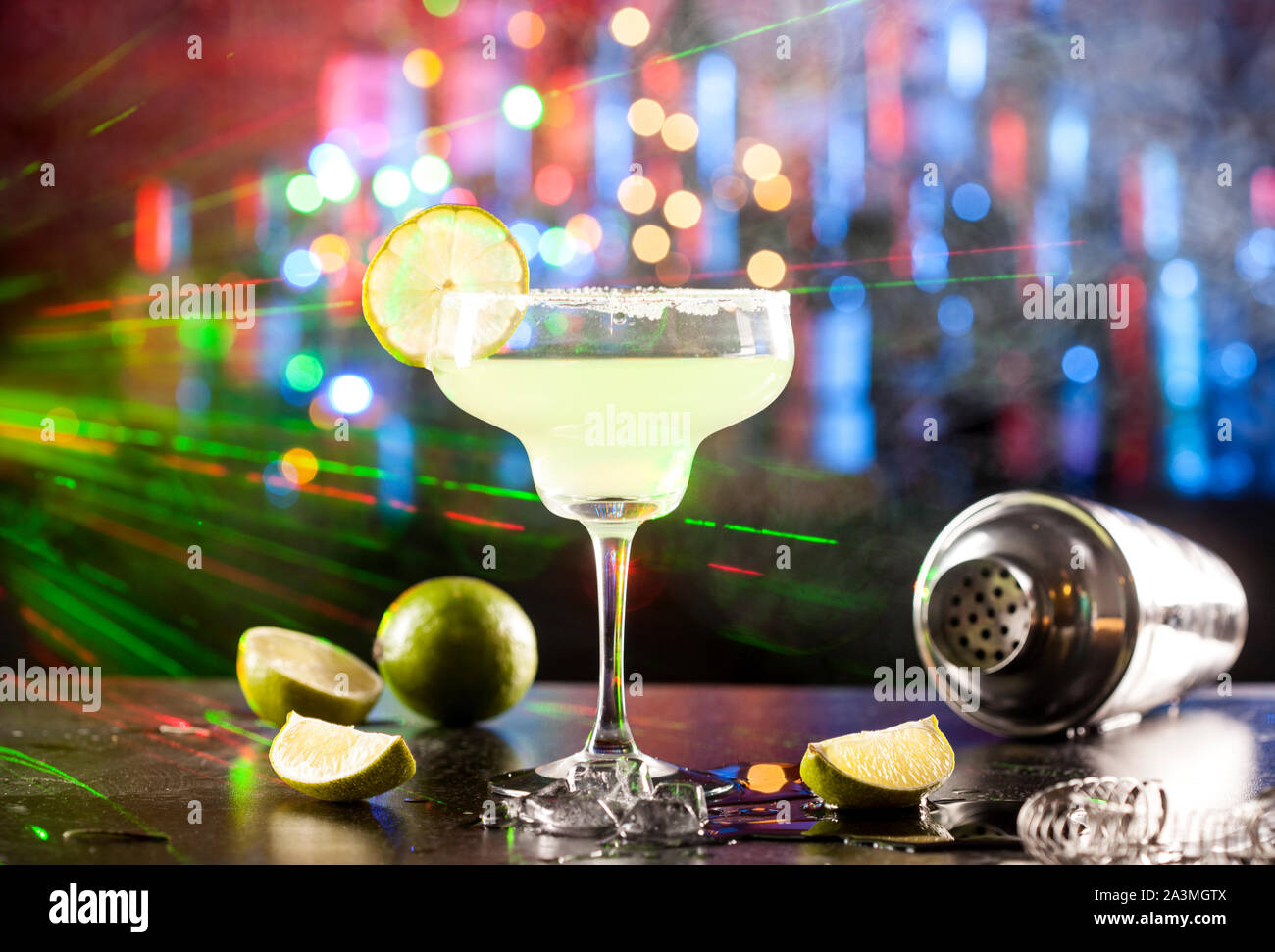Glas mit Margarita Cocktail an der Bar Stockfoto